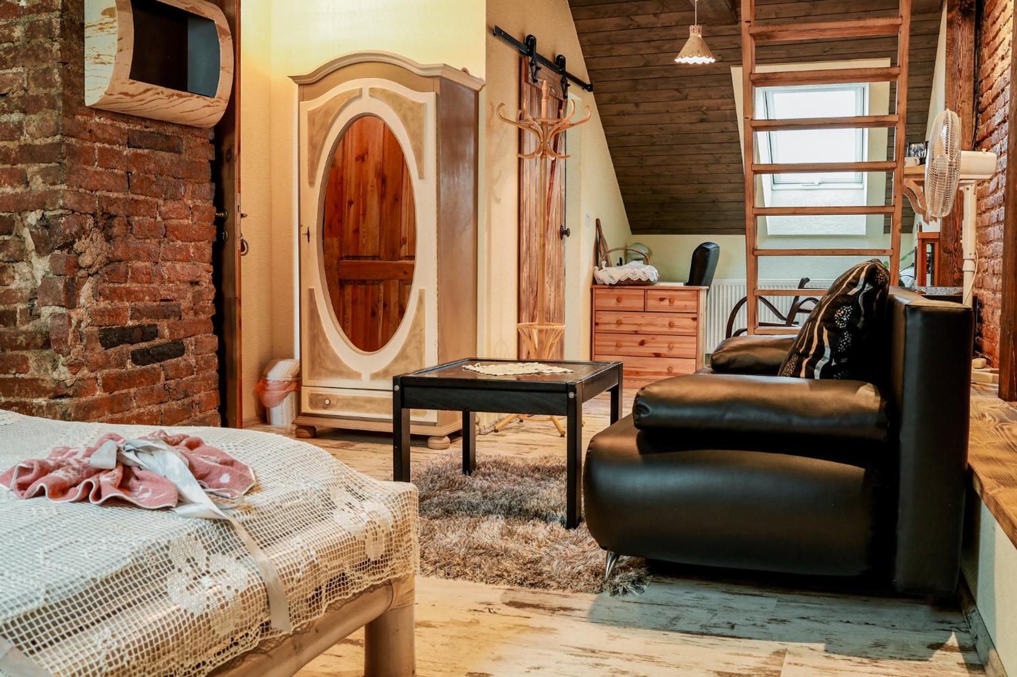 Deluxe King Suite - Photo 13
