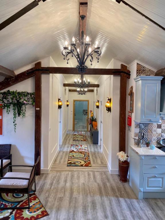 Standard King Room - Photo 18