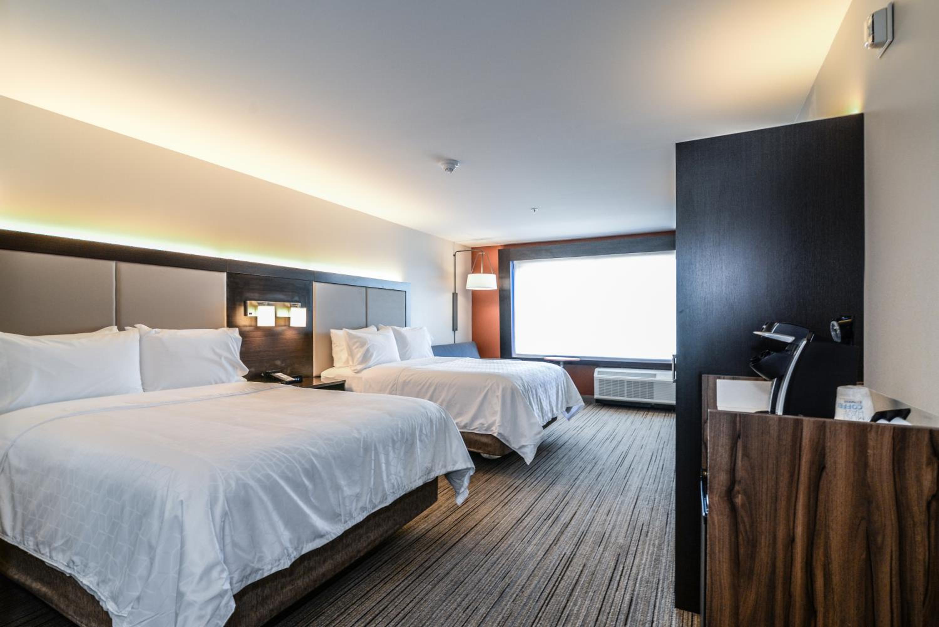 Standard Queen Room with Two Queen Beds - Photo 24
