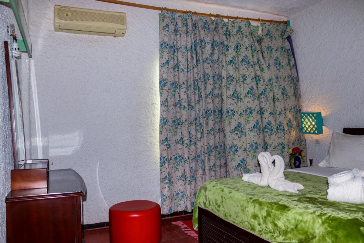 Twin Room with Private Bathroom photo 2