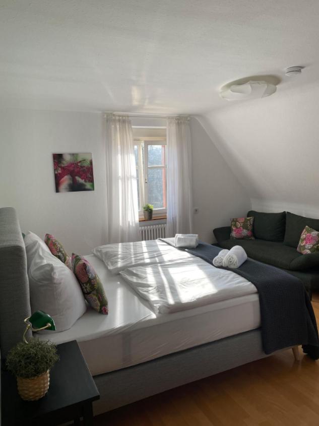 Large Double Room - Photo 11
