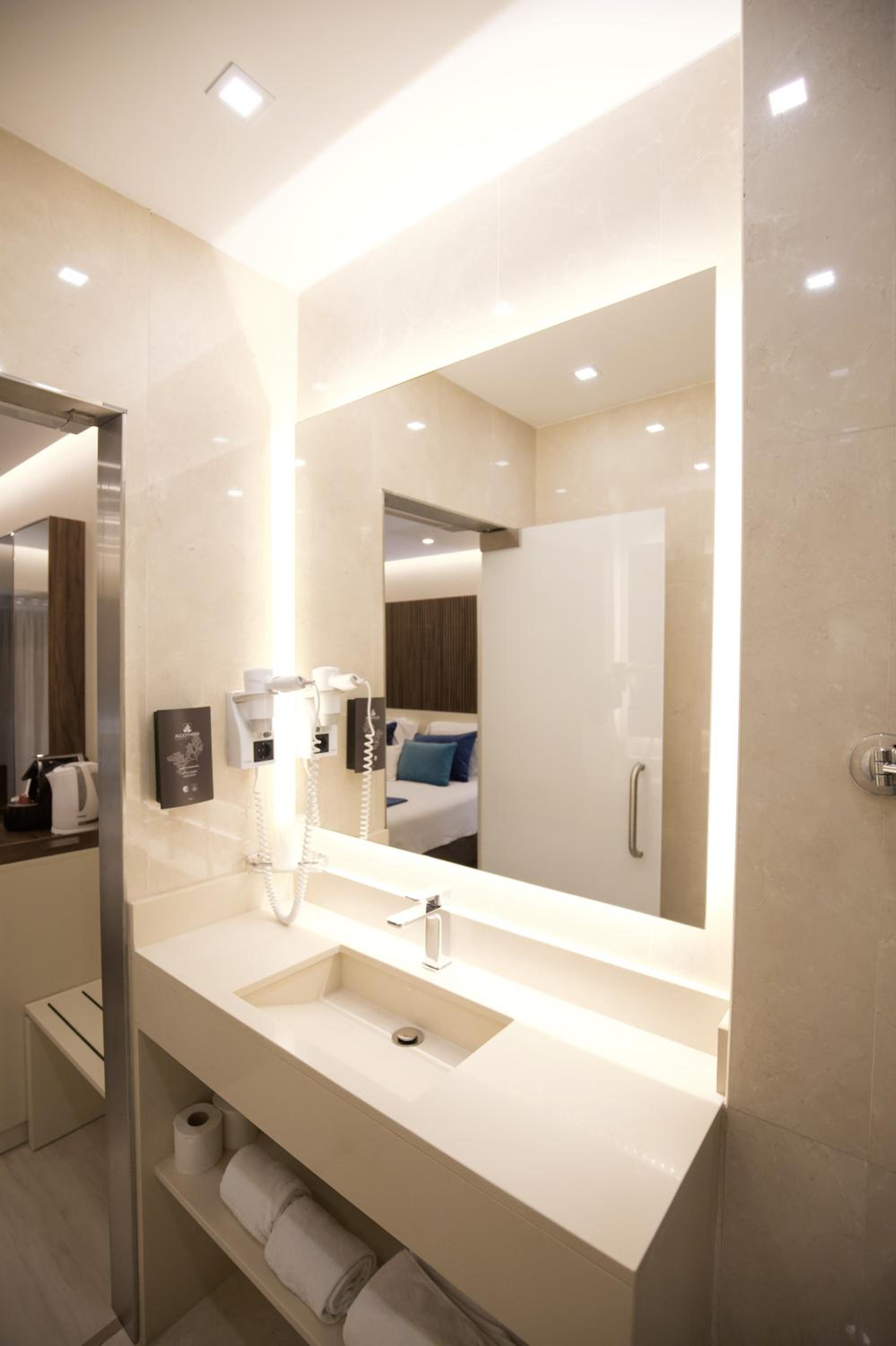 Superior Twin Room with Pool View photo 3