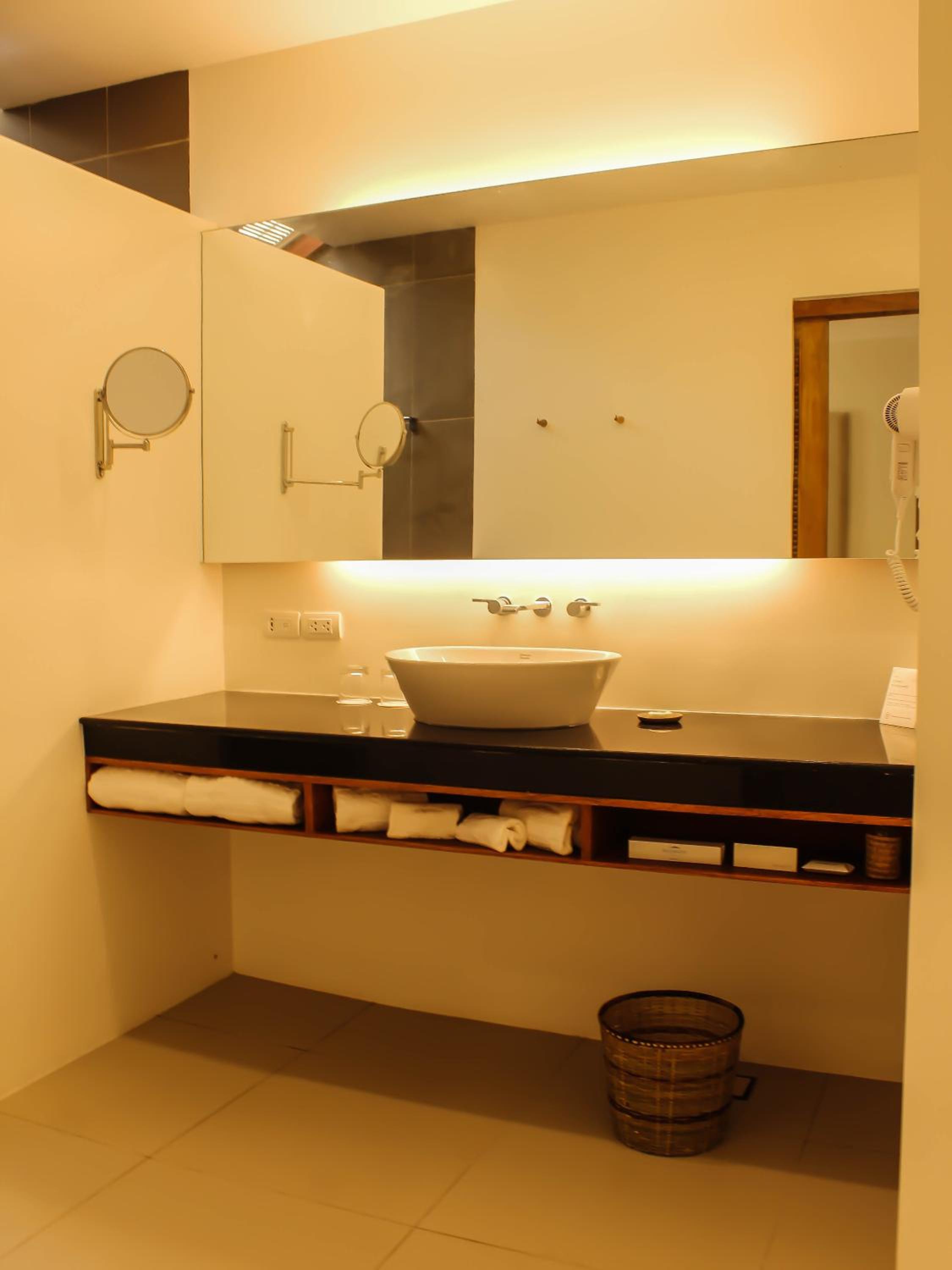 Deluxe Room - Photo 5