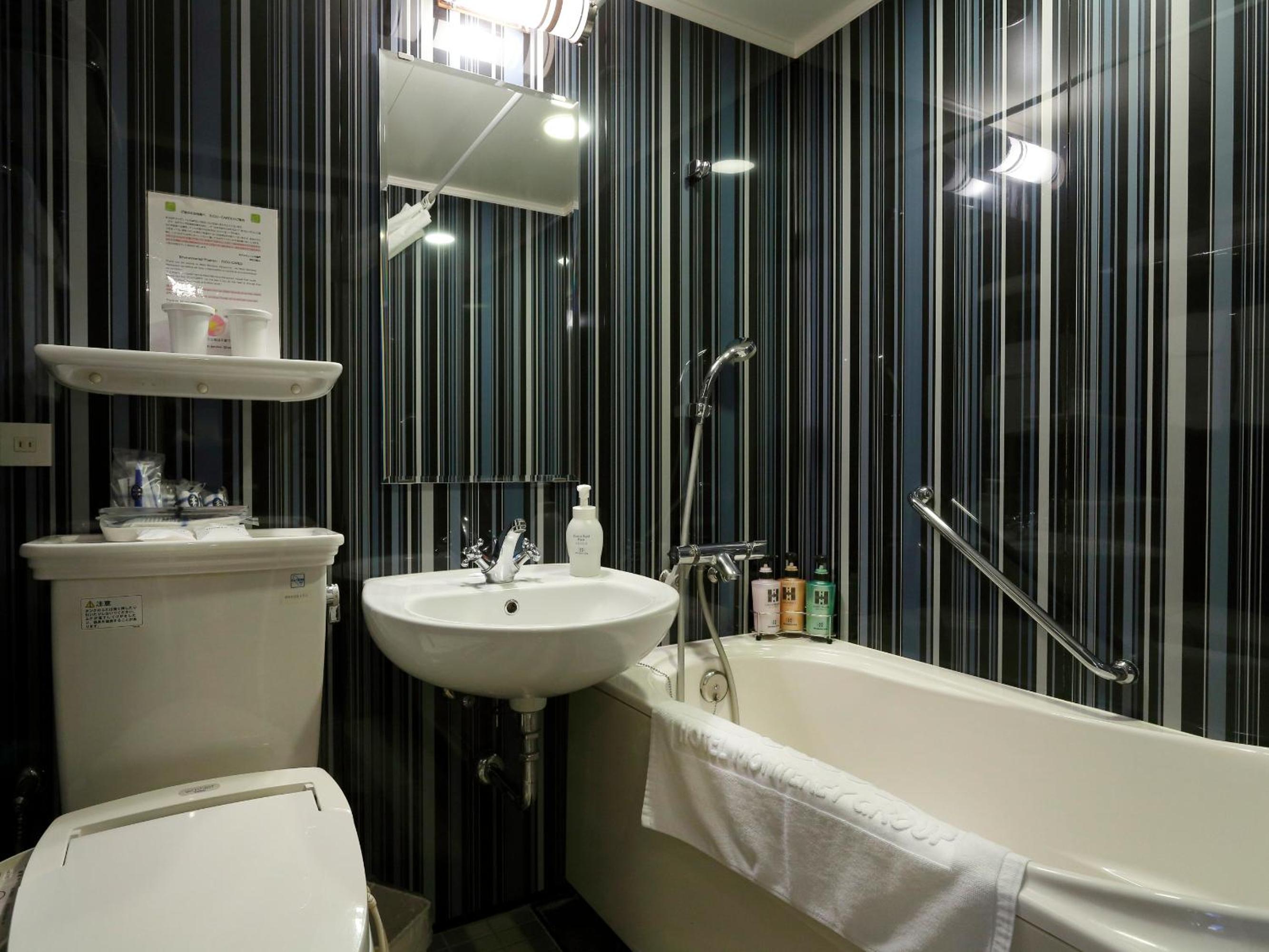 Double Room with Small Double Bed (17sqm x 47 in bed) - Non-Smoking photo 3