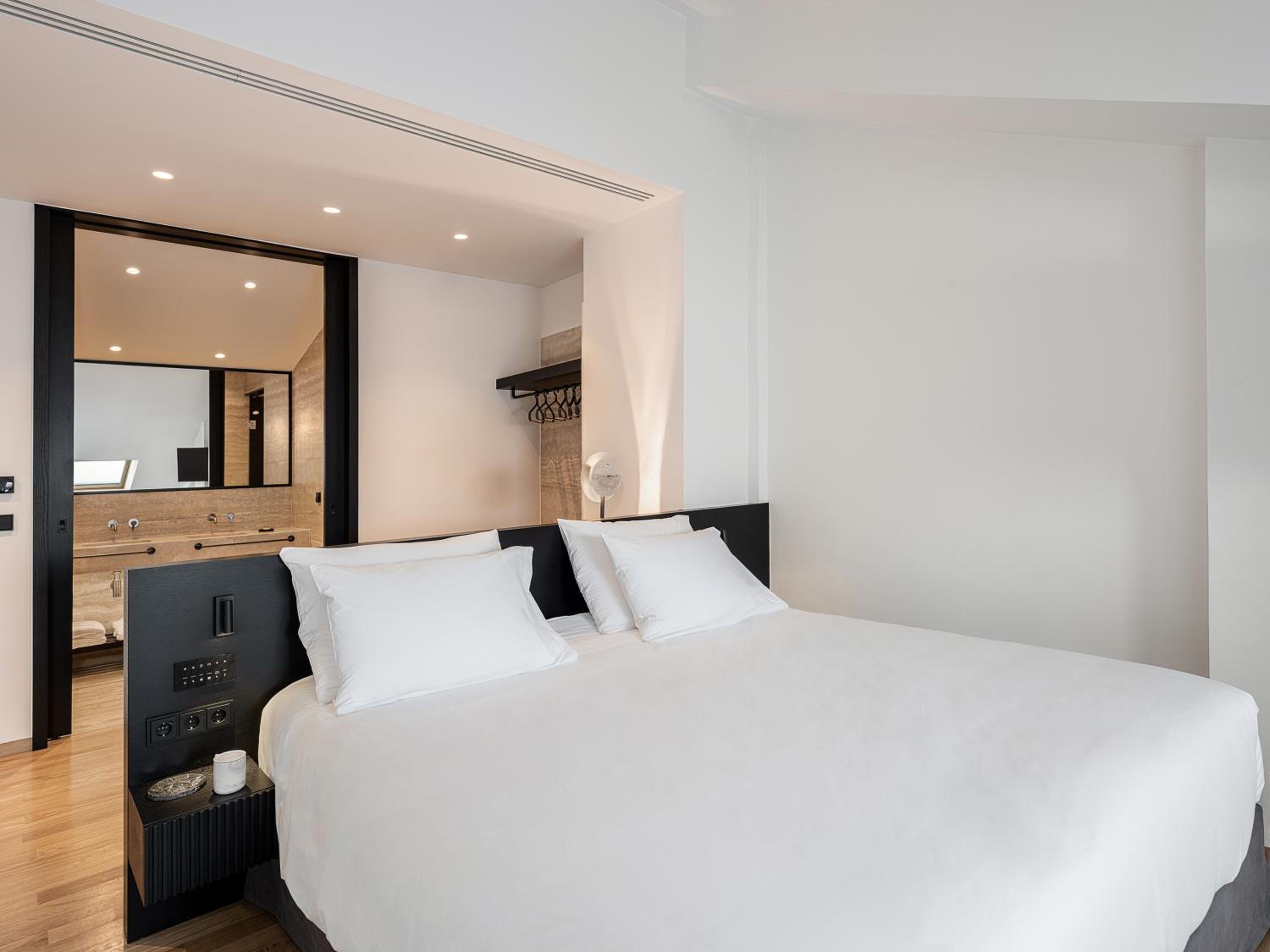 Superior Suite Sea Front with Balcony and Jacuzzi thumbnail 6