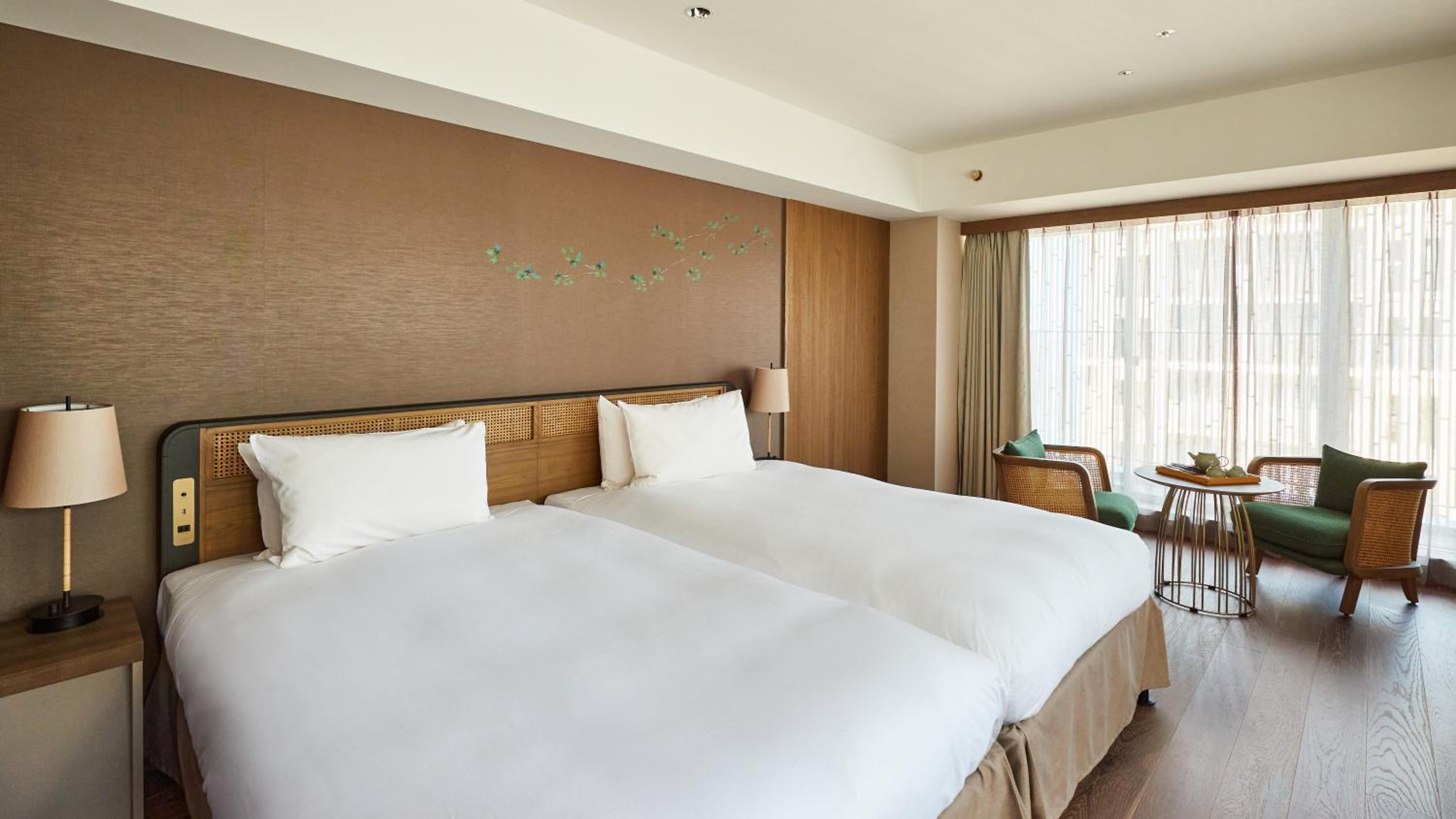 Deluxe Corner Twin Room with Lounge Access - Photo 1