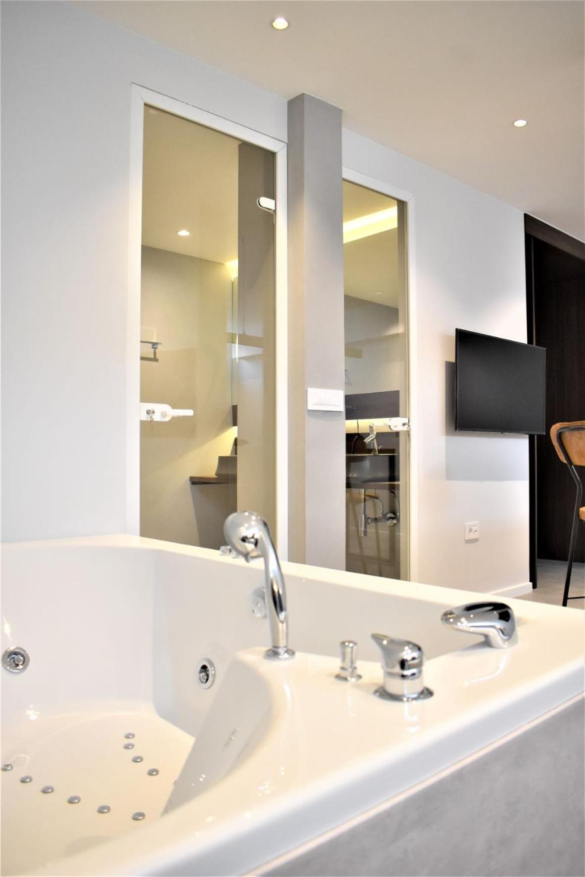 Suite with Spa Bath - Photo 7