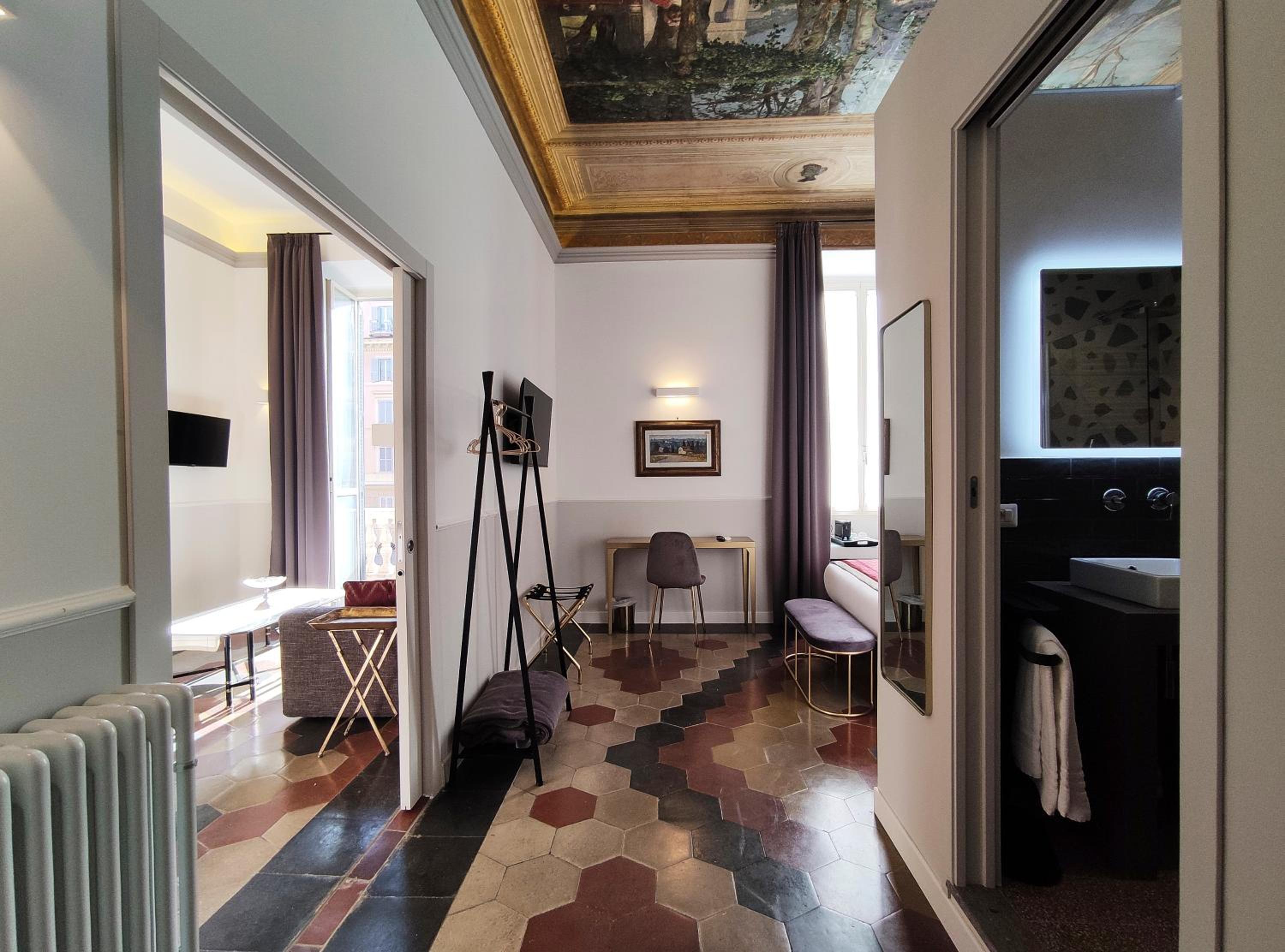 Deluxe King Suite photo 3