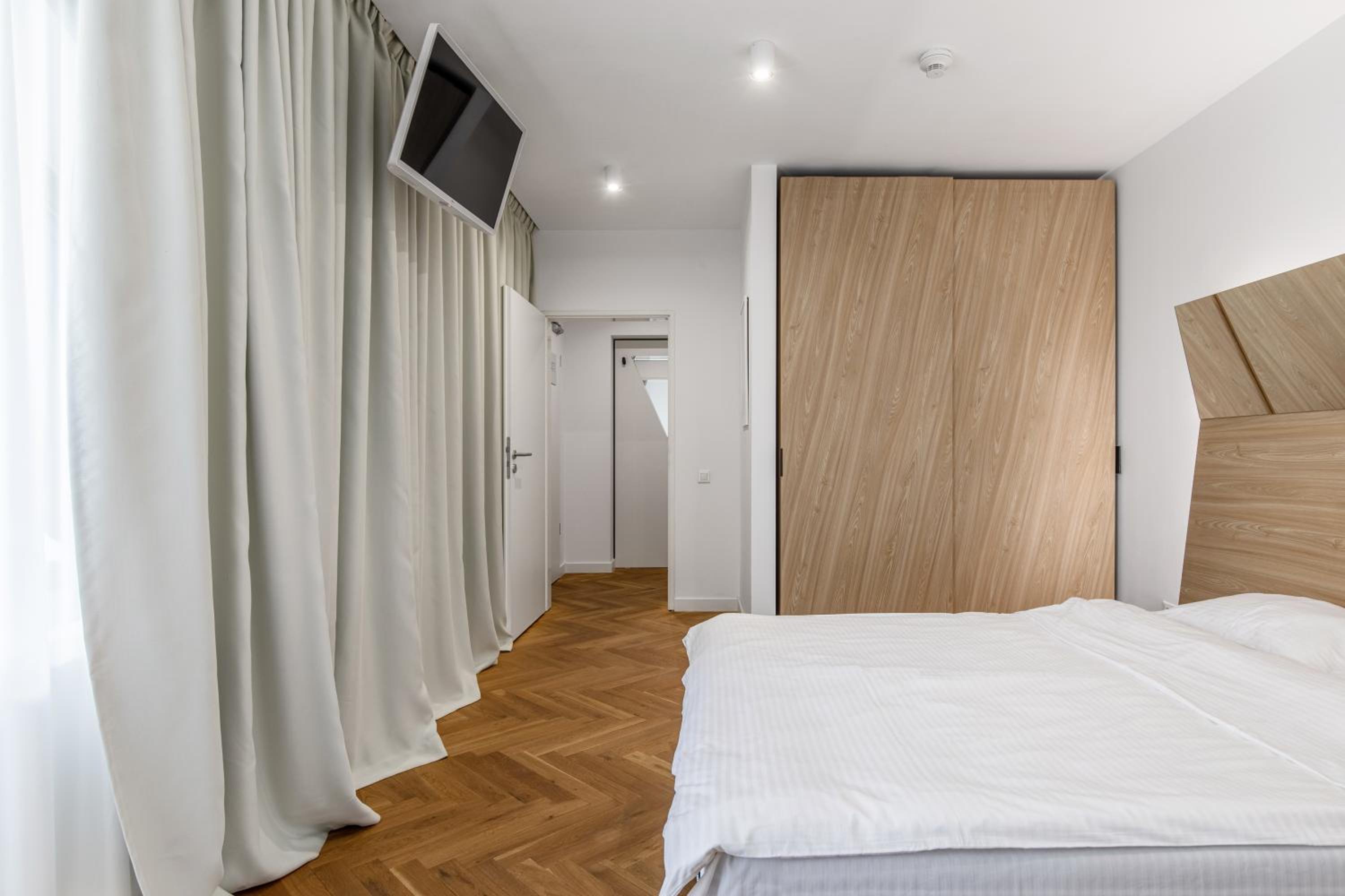 Business Deluxe Double Room - Photo 12
