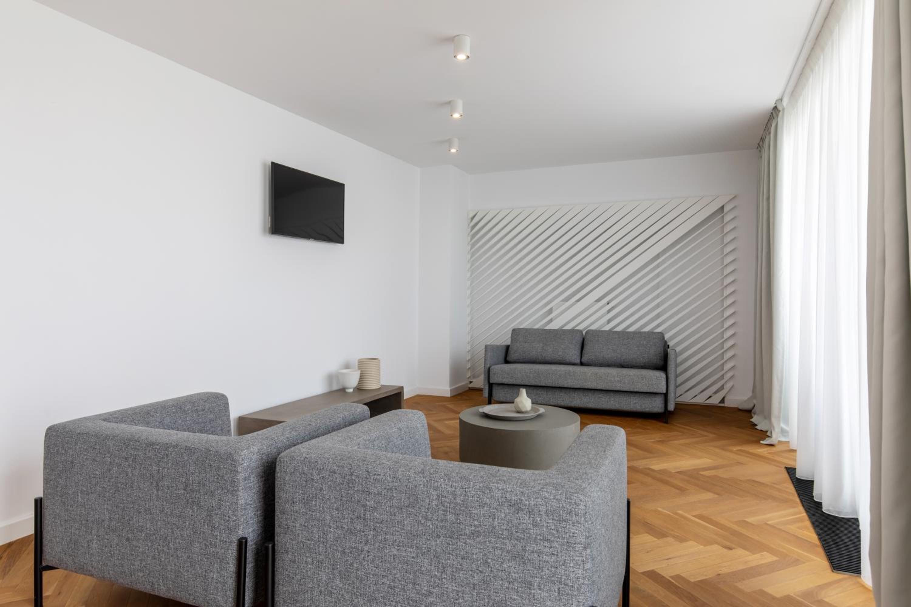 Urban Loft One-Bedroom Apartment - Photo 1
