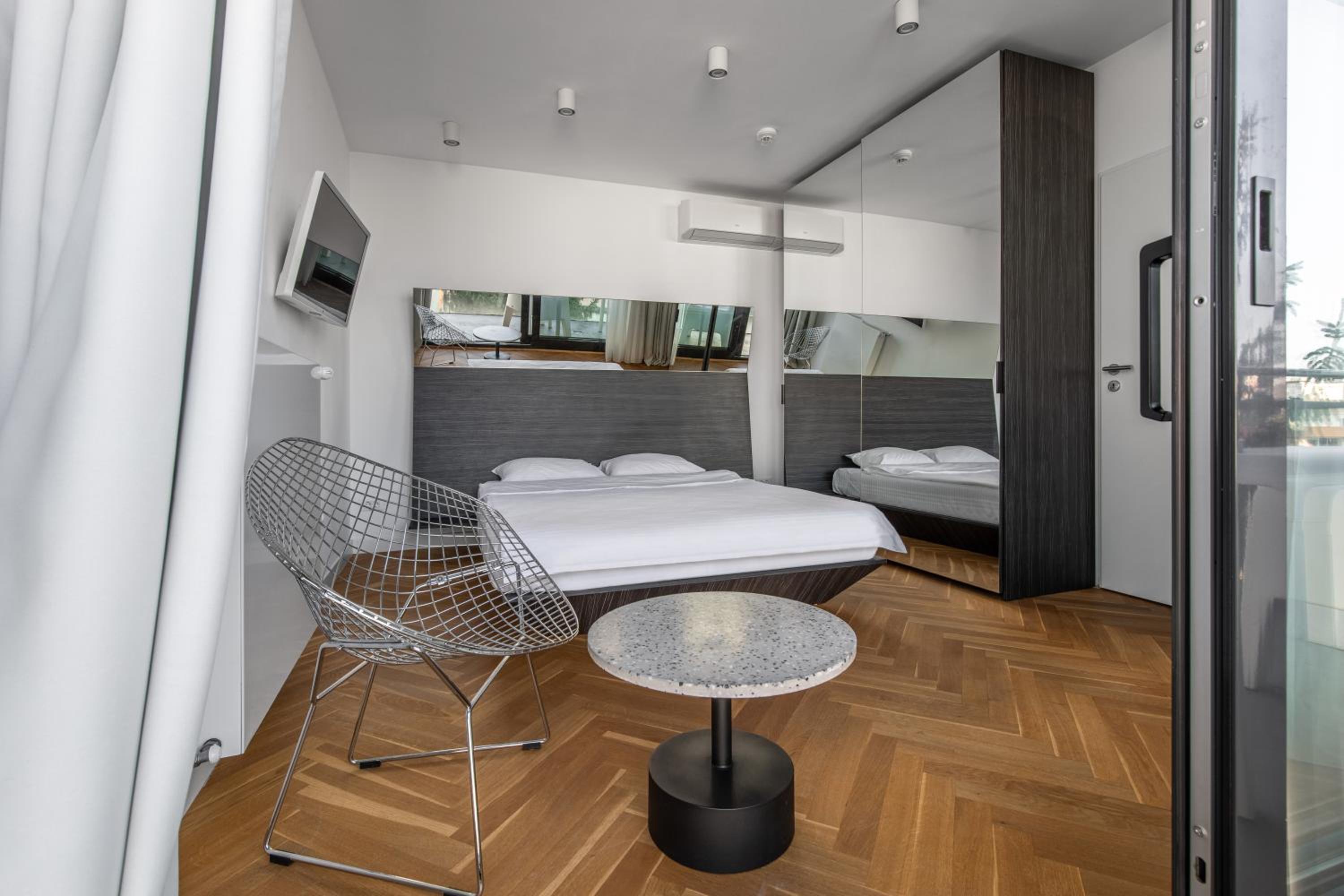 Deluxe One Bedroom Apartment - Photo 1