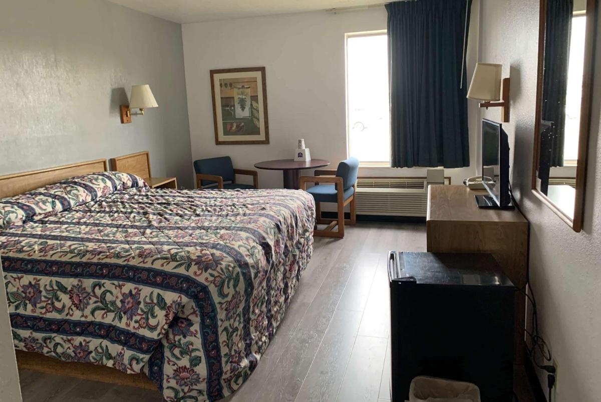1 King Bed, Mobility Accessible Room, Bathtub w/ Grab Bars, Non-Smoking photo 1
