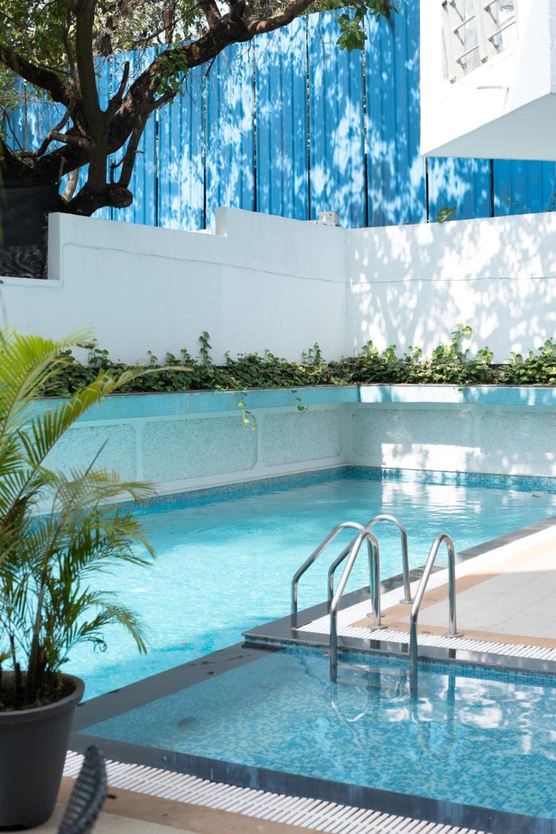 Study room with balcony and pool view photo 3