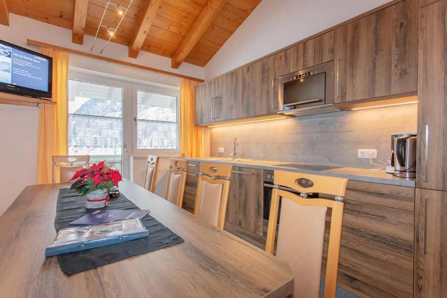 Four-Bedroom Apartment with Balcony  photo 3