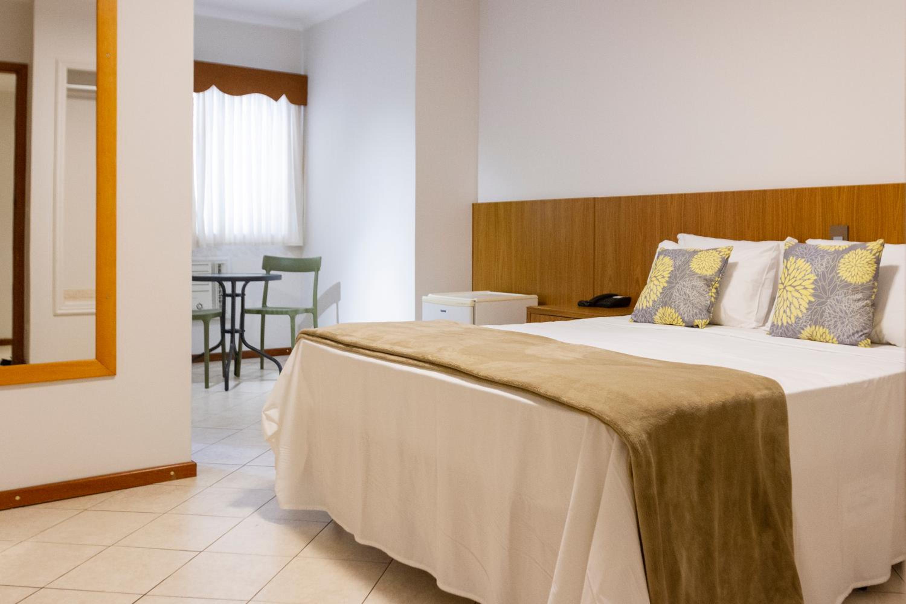 Deluxe Suite with Side sea view