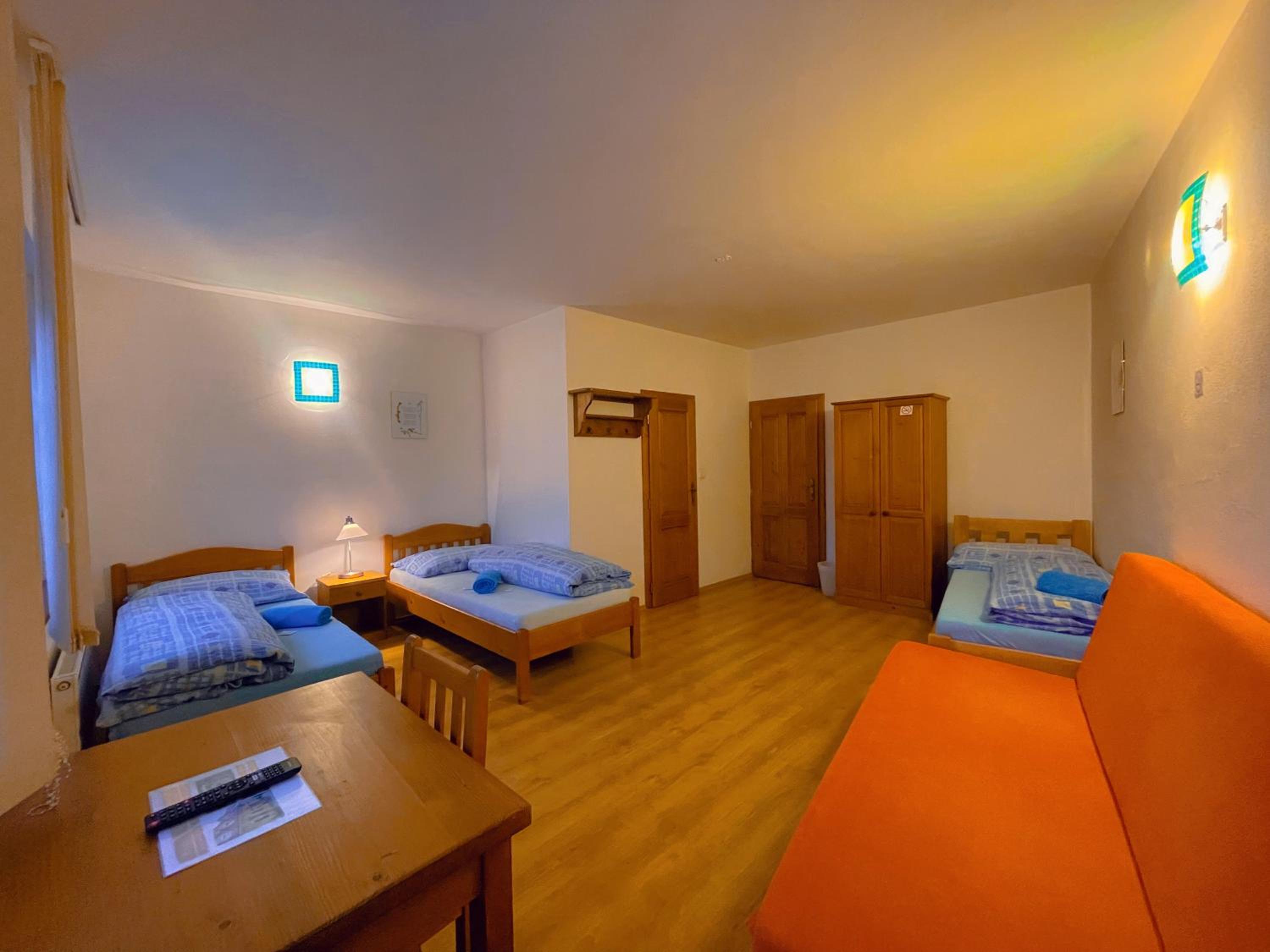 Economy Triple Room photo 2