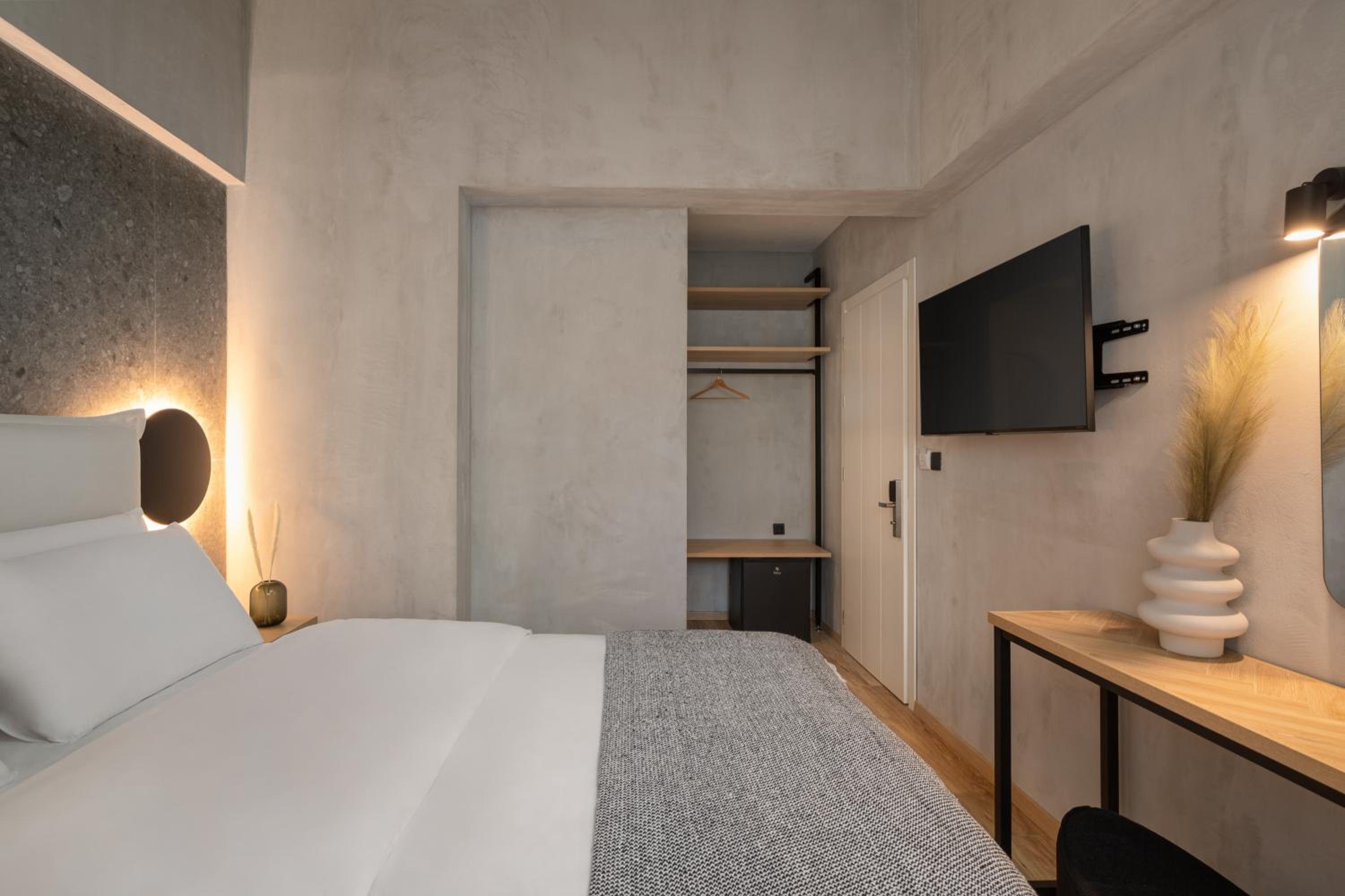 Deluxe Double Room with Balcony - Photo 6