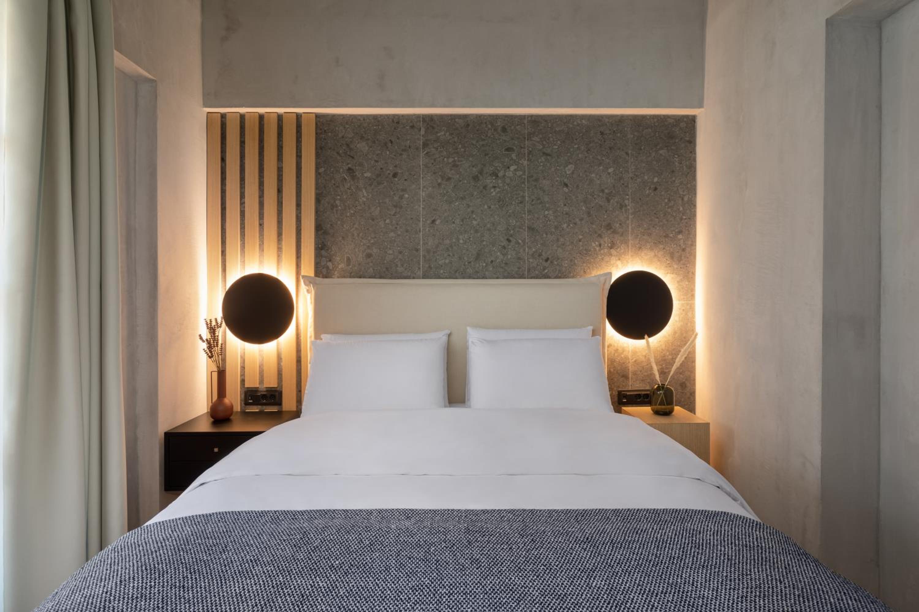 Deluxe Double Room with Balcony - Photo 5