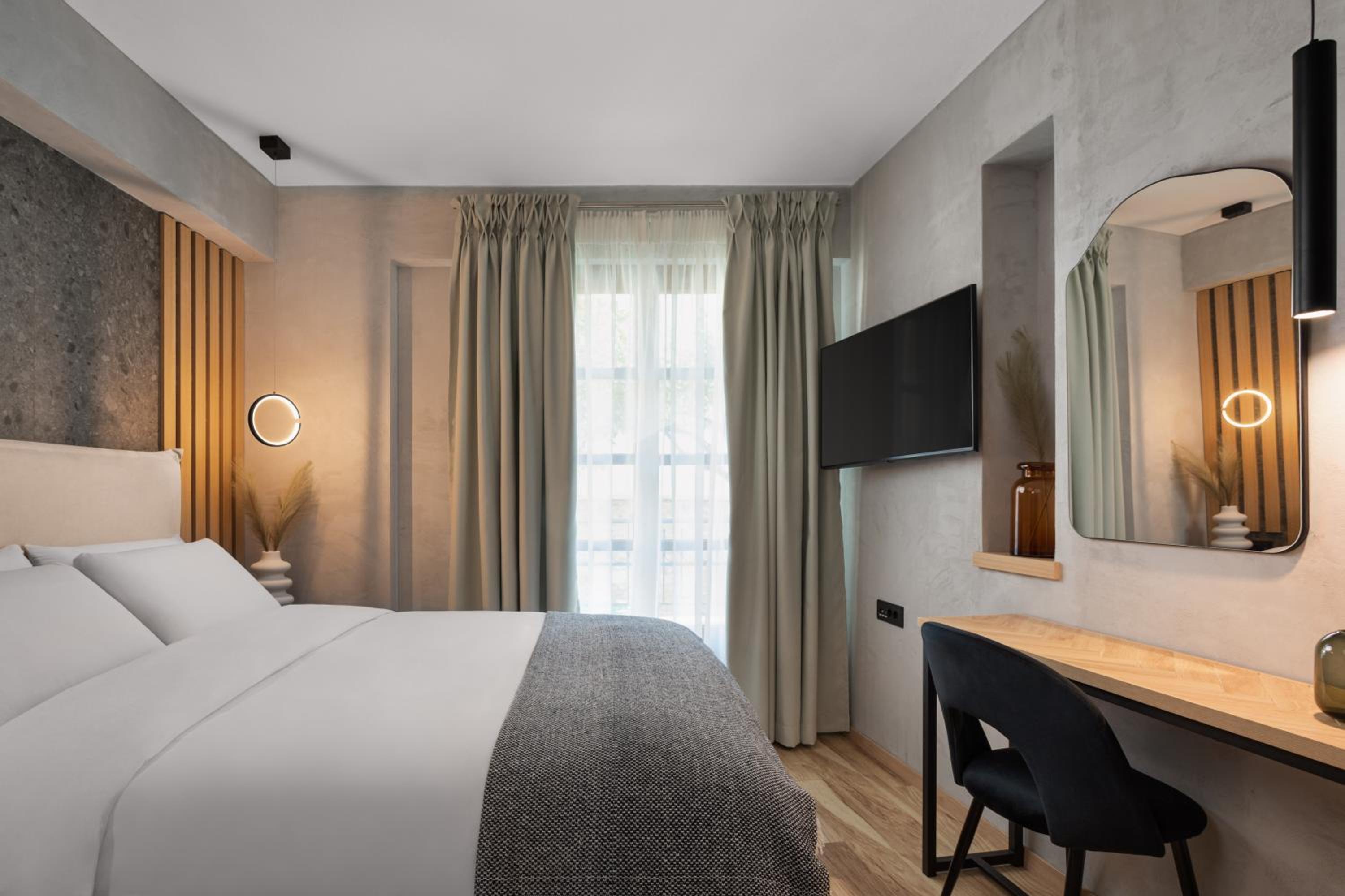 Deluxe Double Room with Balcony - Photo 3