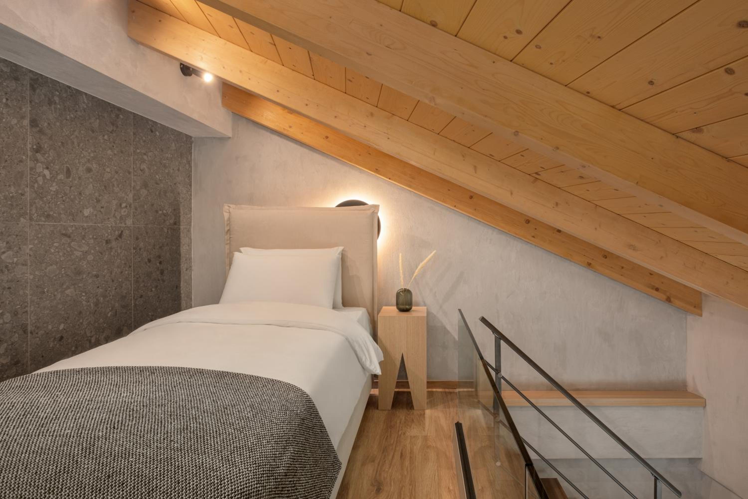 Deluxe Triple Room - Photo 8