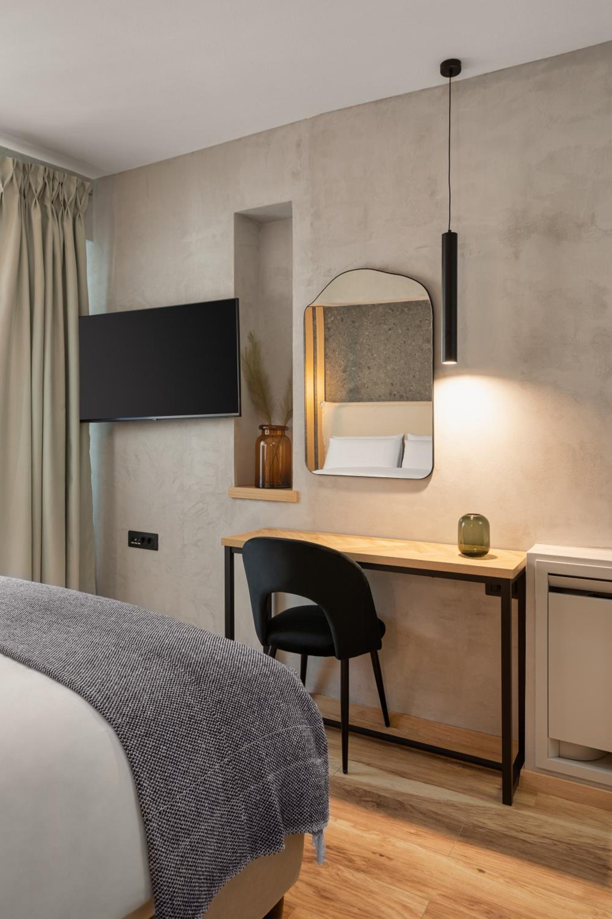 Deluxe Double Room with Balcony - Photo 4