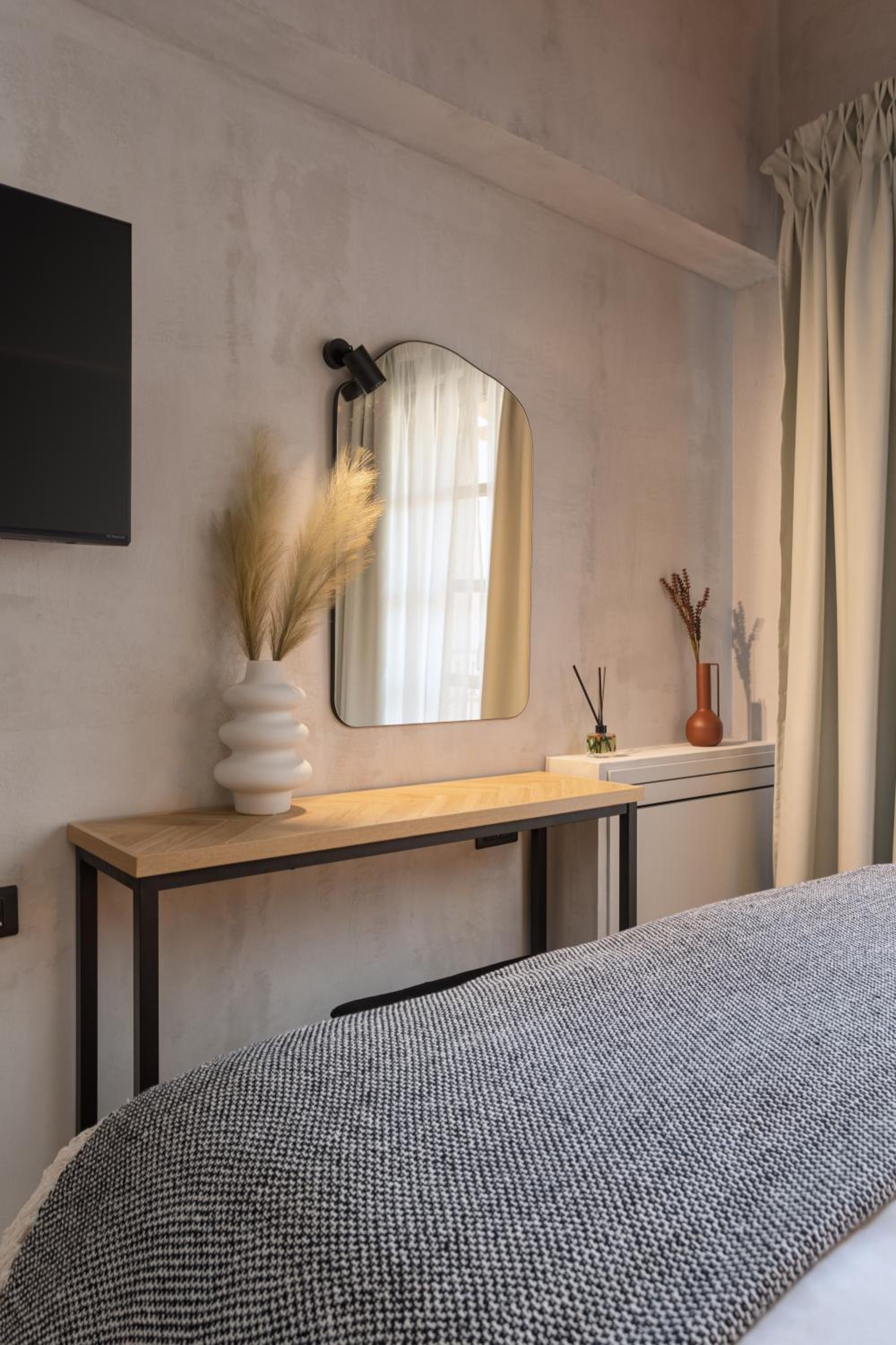 Deluxe Double Room with Balcony - Photo 7