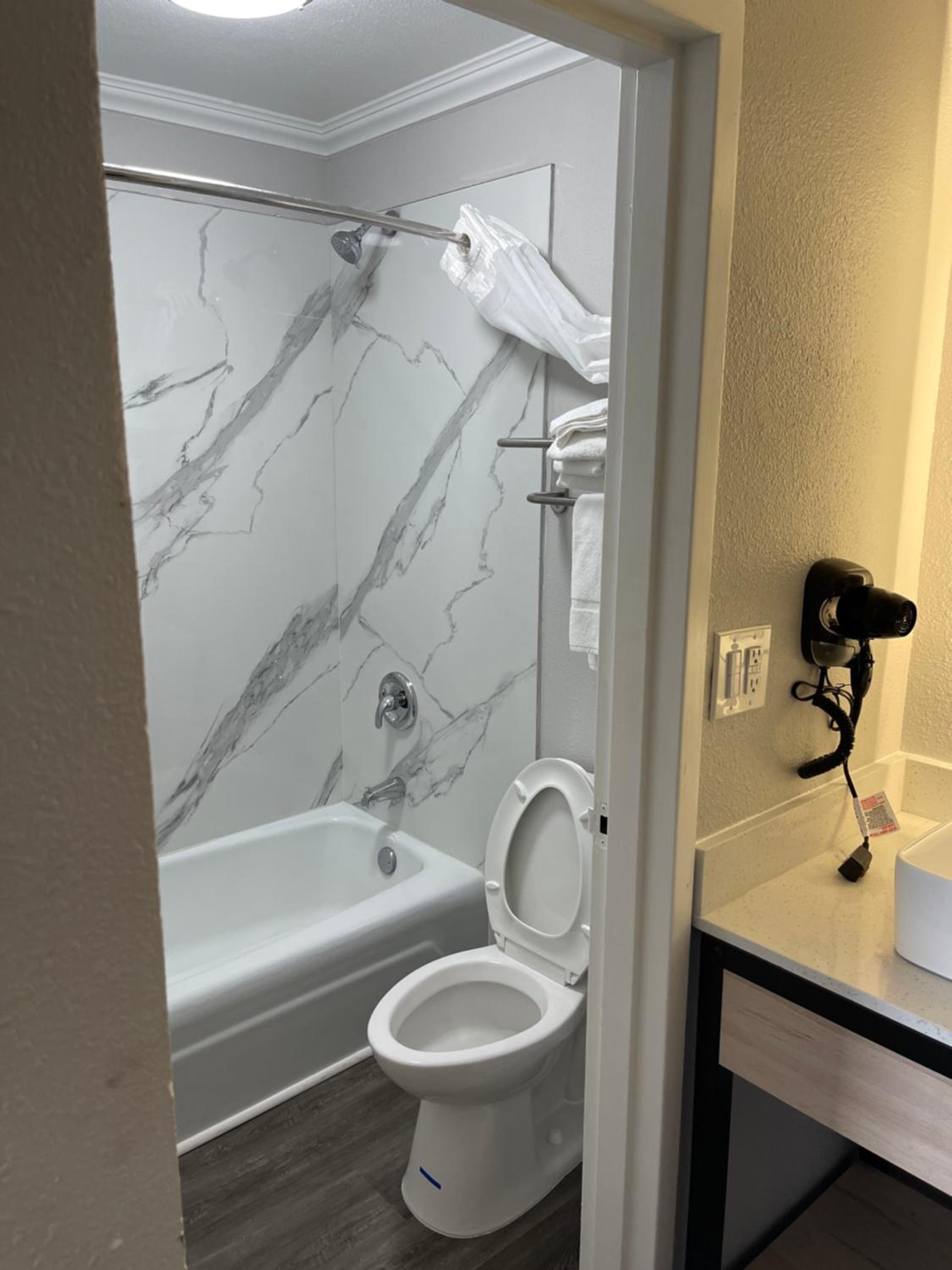King Suite - Non Smoking - Photo 2