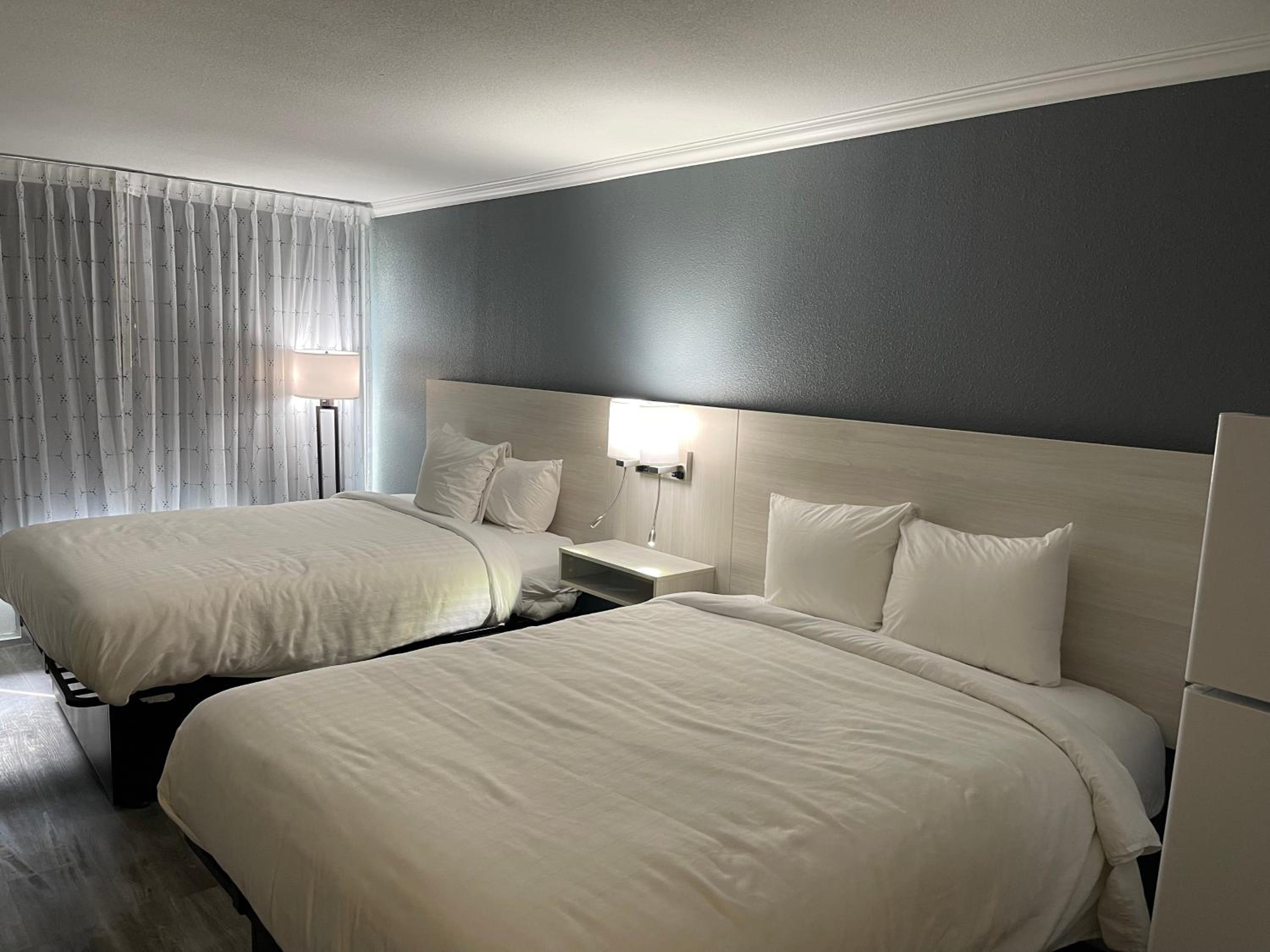 Queen Room with Two Queen Beds - Non Smoking - Photo 3