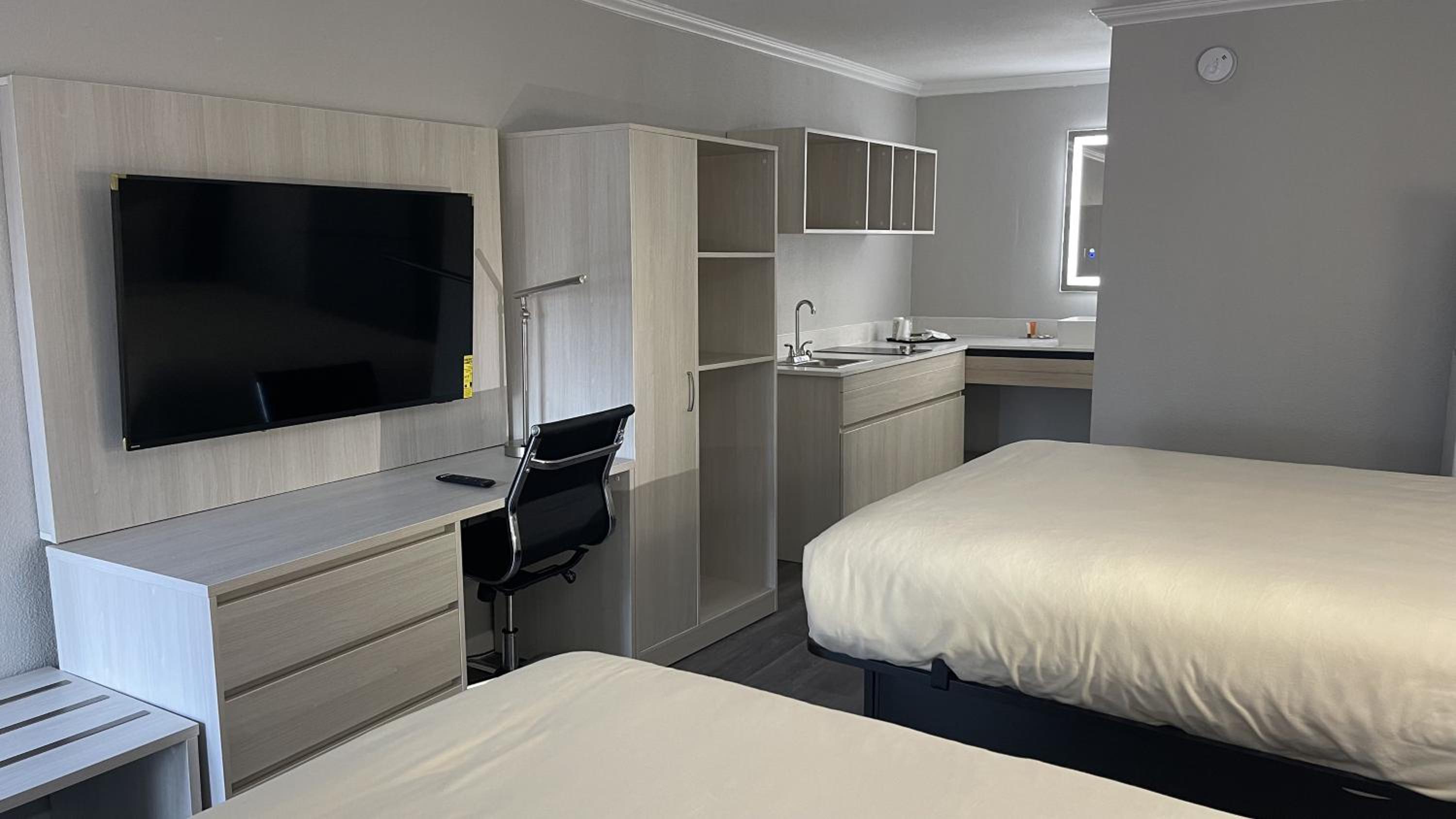 Queen Room with Two Queen Beds - Non Smoking - Photo 4