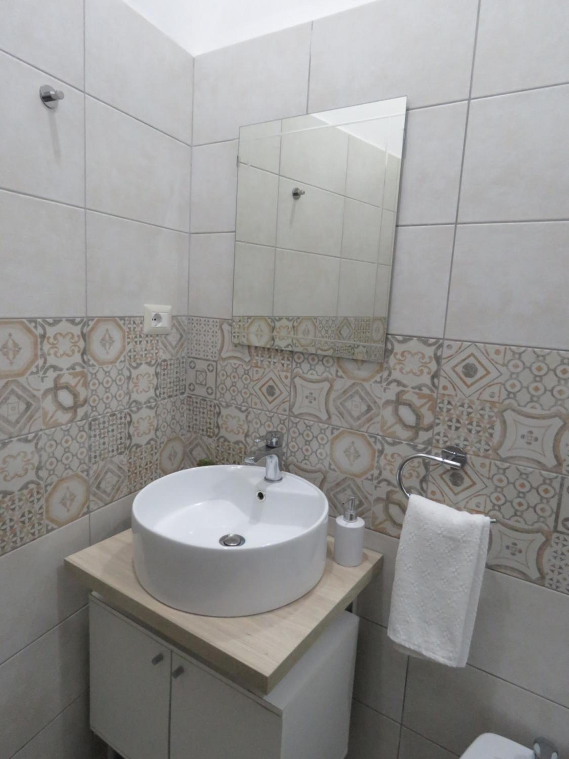 One-Bedroom House - Photo 2