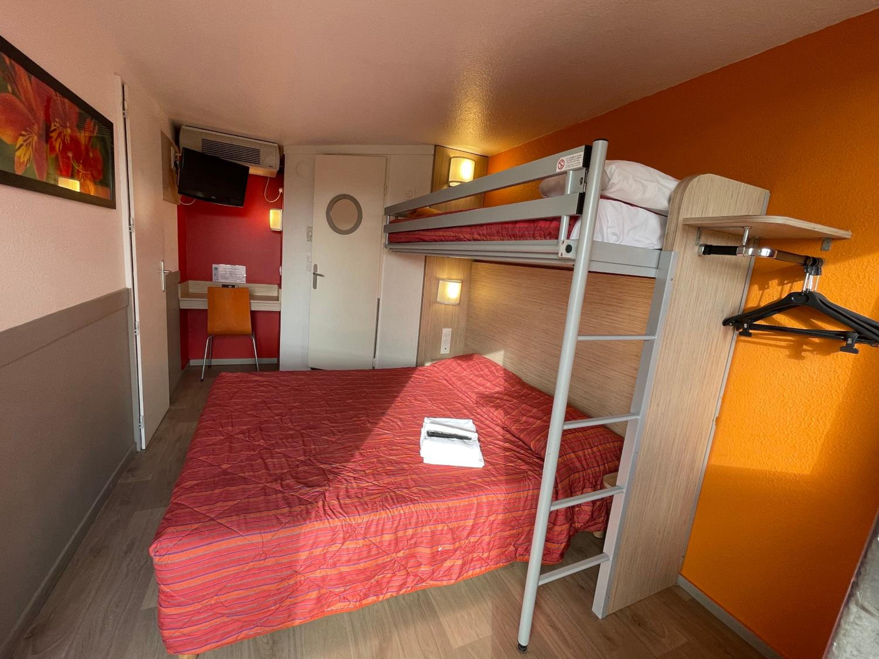 Triple Room (1 Double Bed + 1 Single Bed) - Photo 3