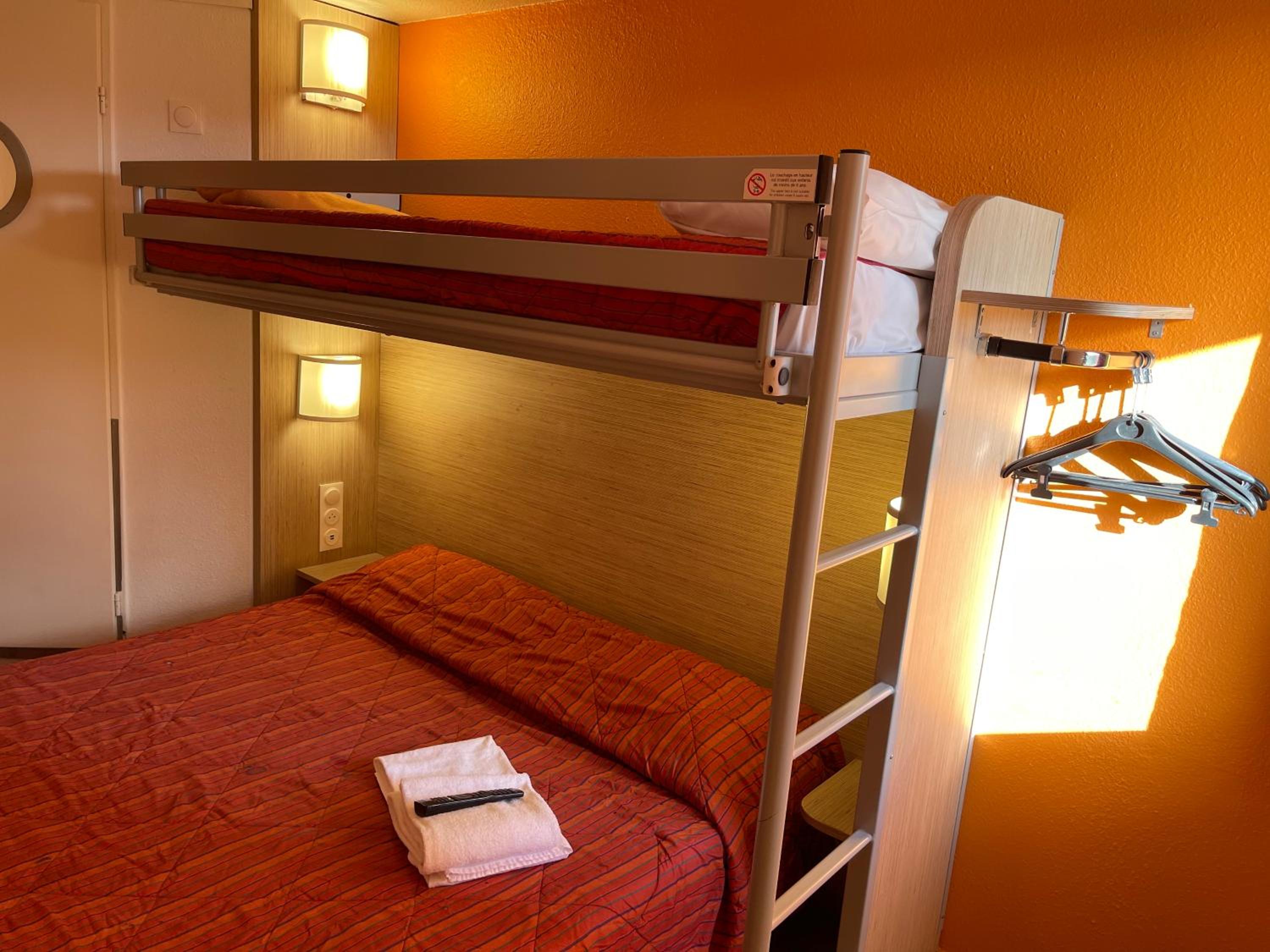 Triple Room (1 Double Bed + 1 Single Bed) - Photo 5