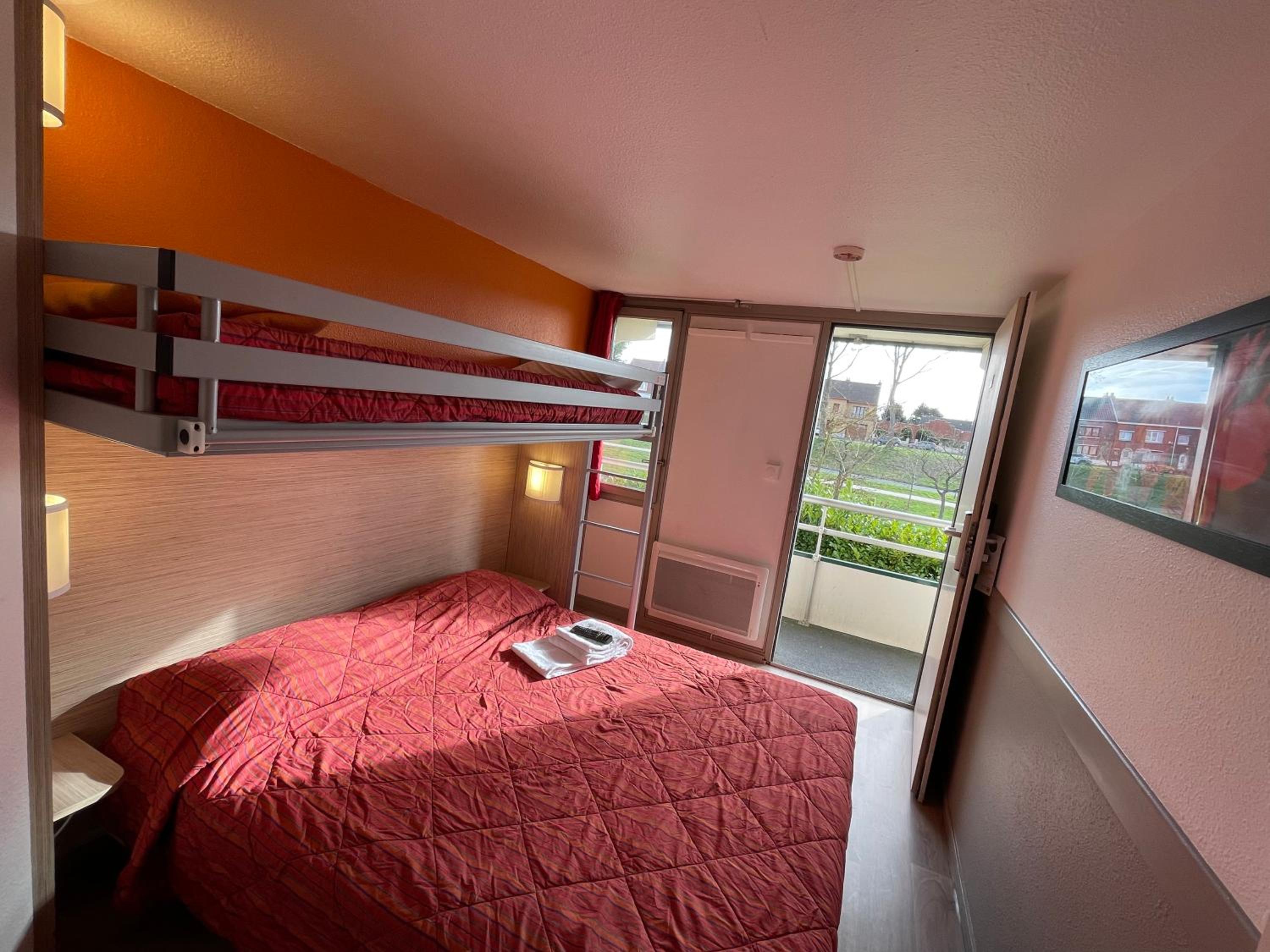 Triple Room (1 Double Bed + 1 Single Bed) - Photo 2