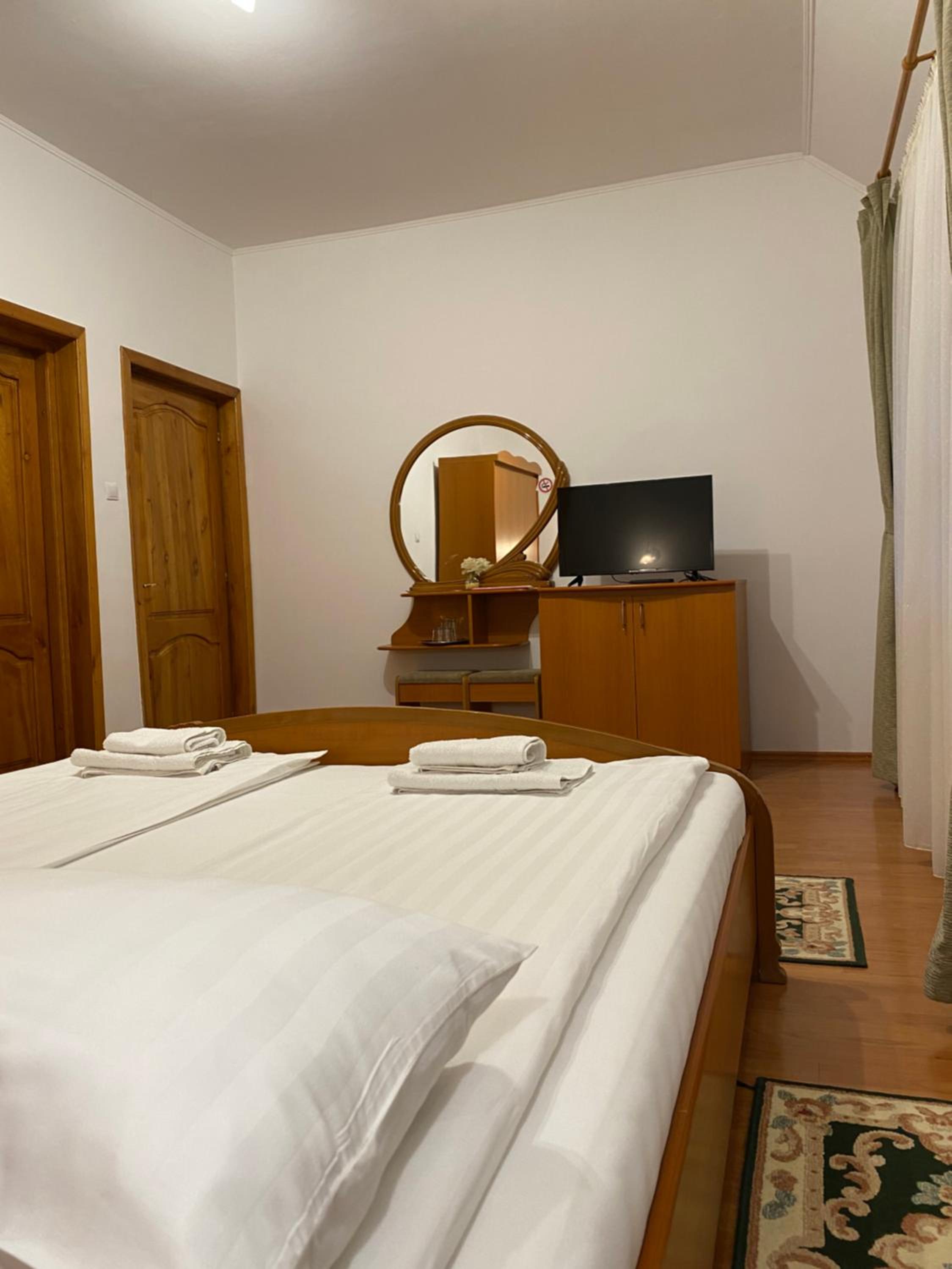 King Room with Balcony - Photo 6