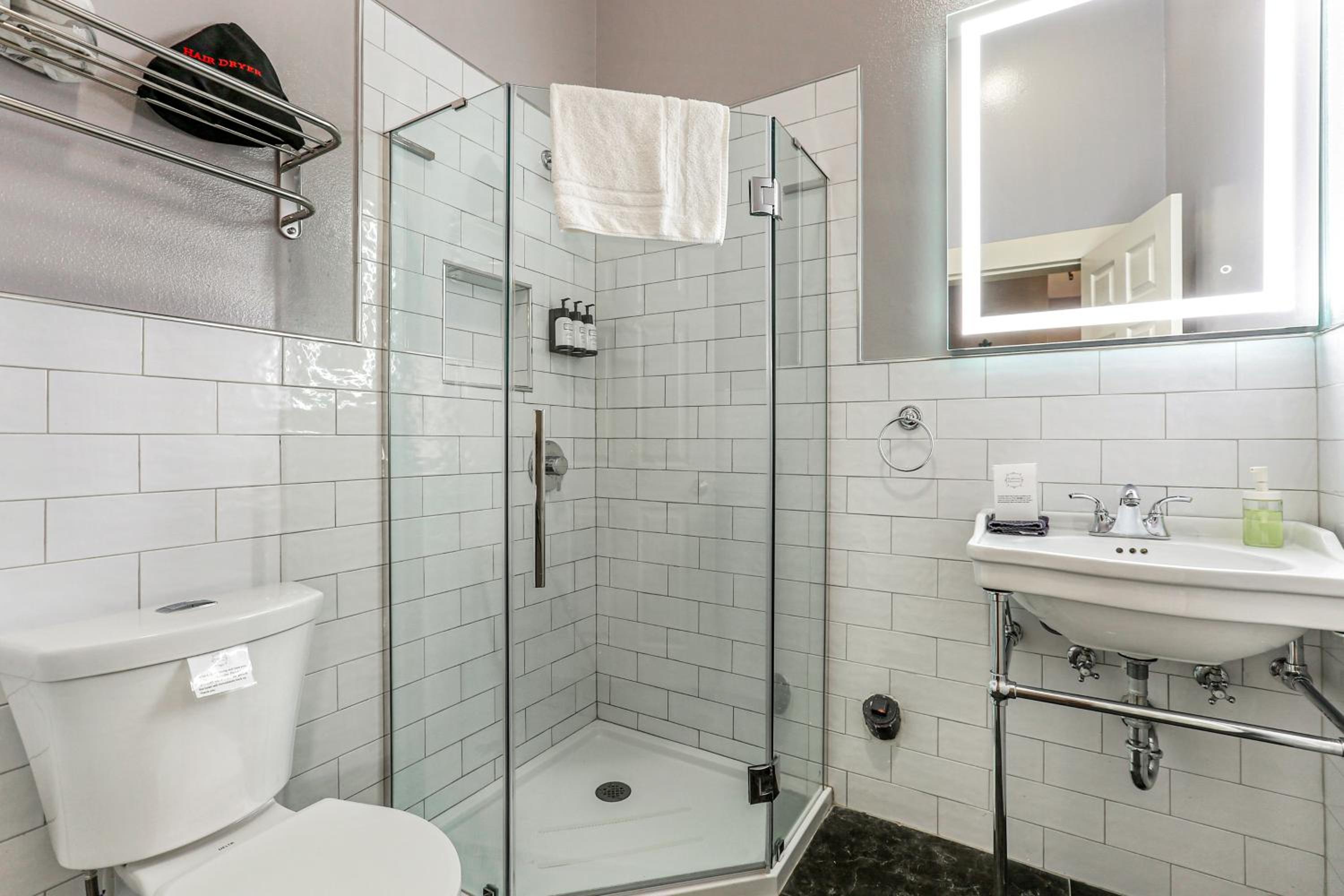 Standard Queen Room - Photo 5