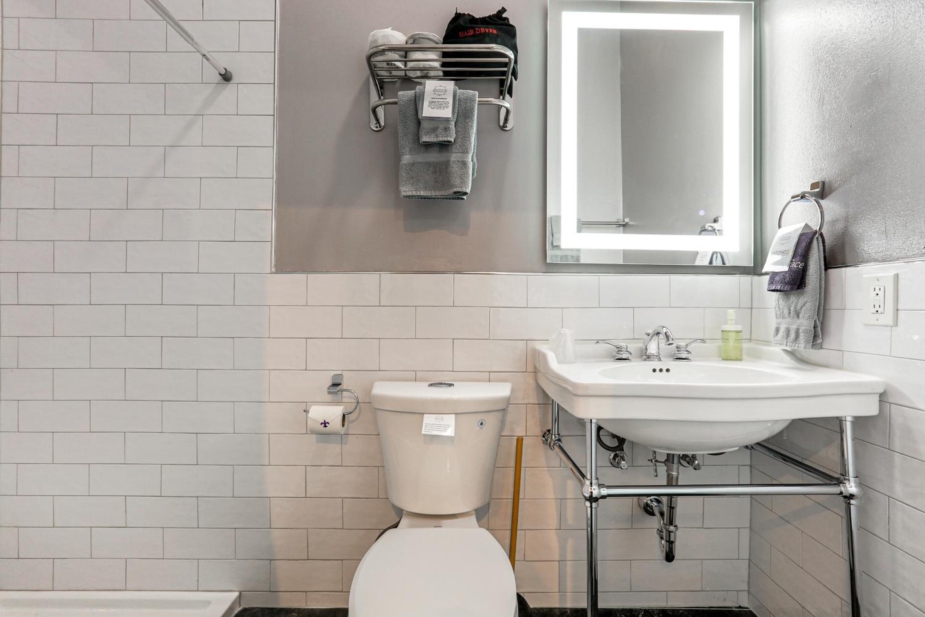 Standard King Room - Photo 6