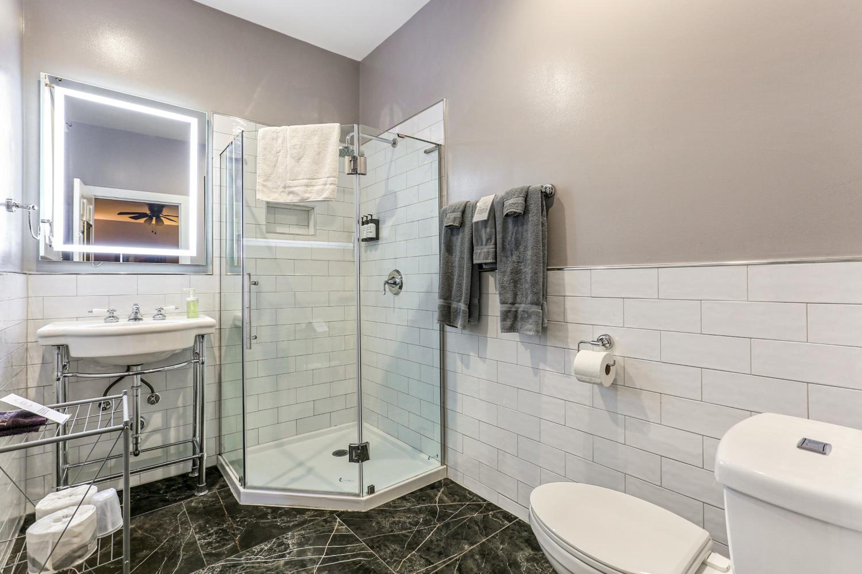 Standard King Room - Photo 12