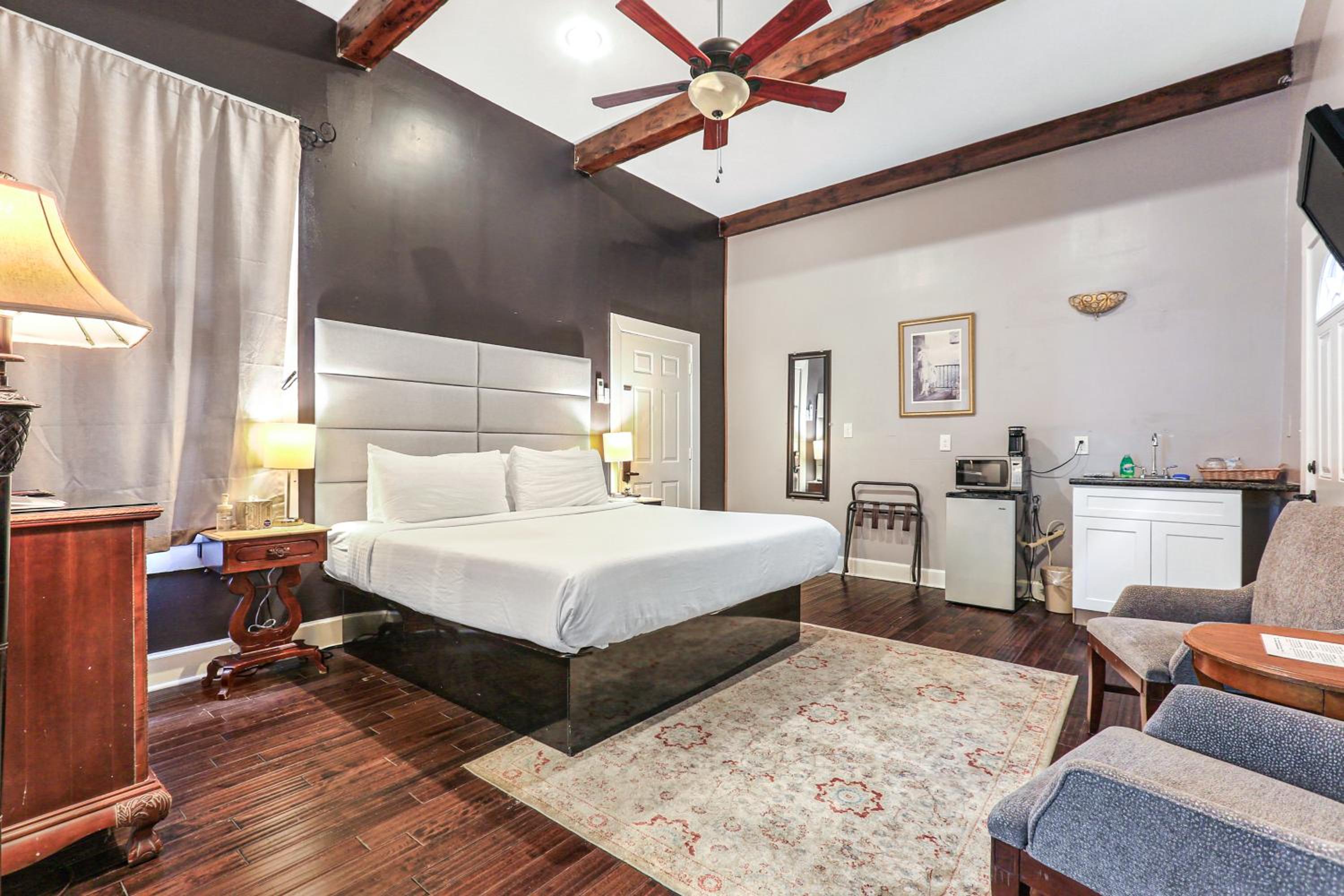 Standard King Room - Photo 4
