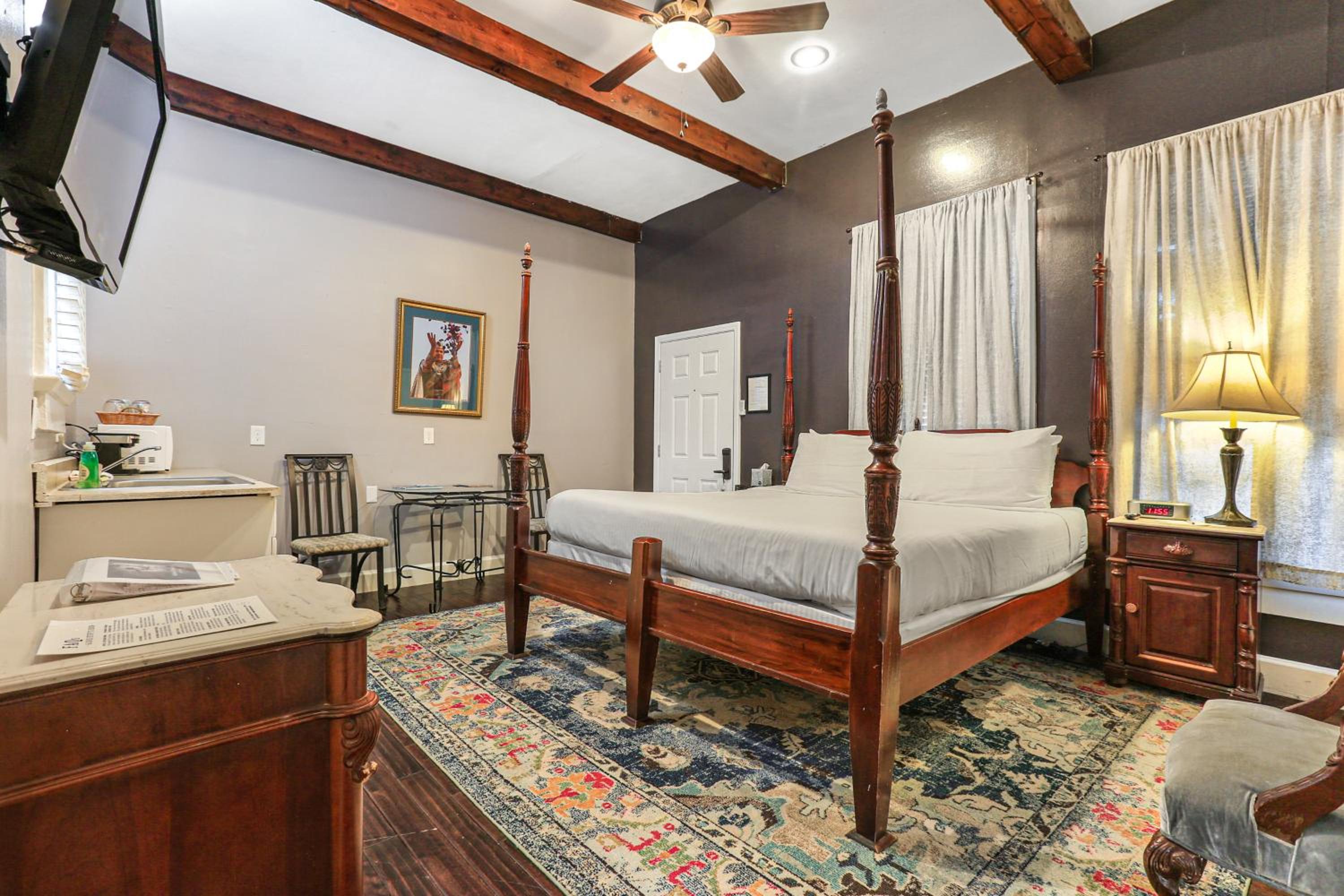 Standard King Room - Photo 7
