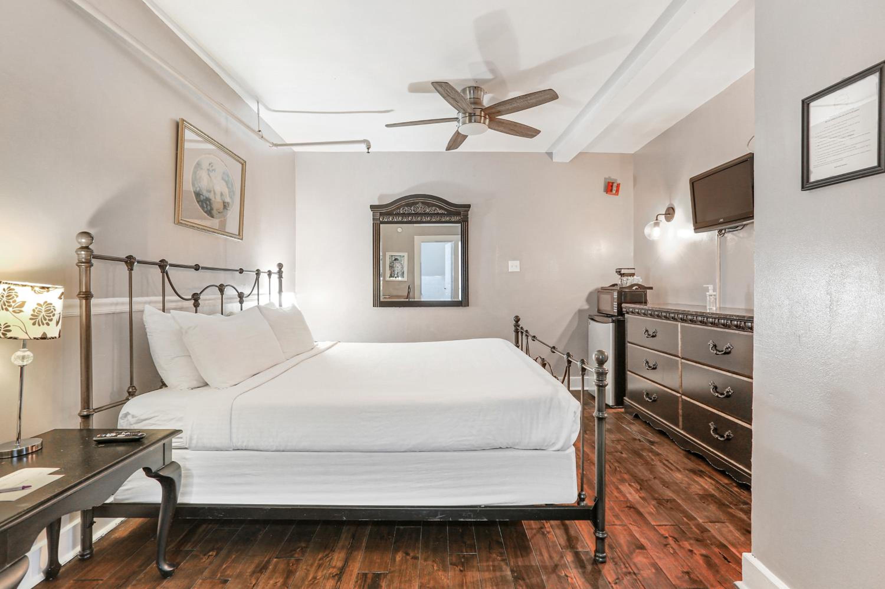 Standard King Room - Photo 5
