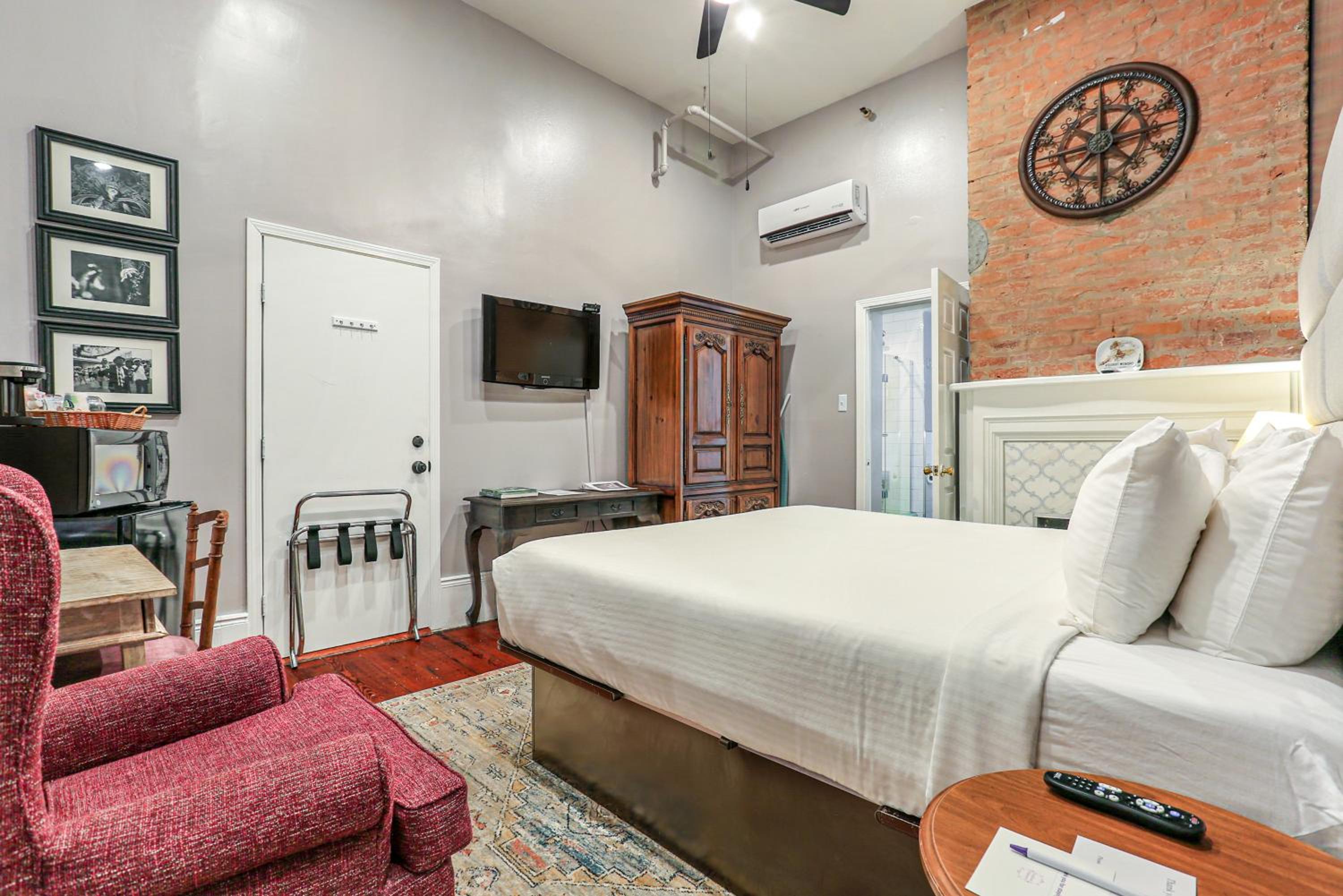 Standard King Room - Photo 9