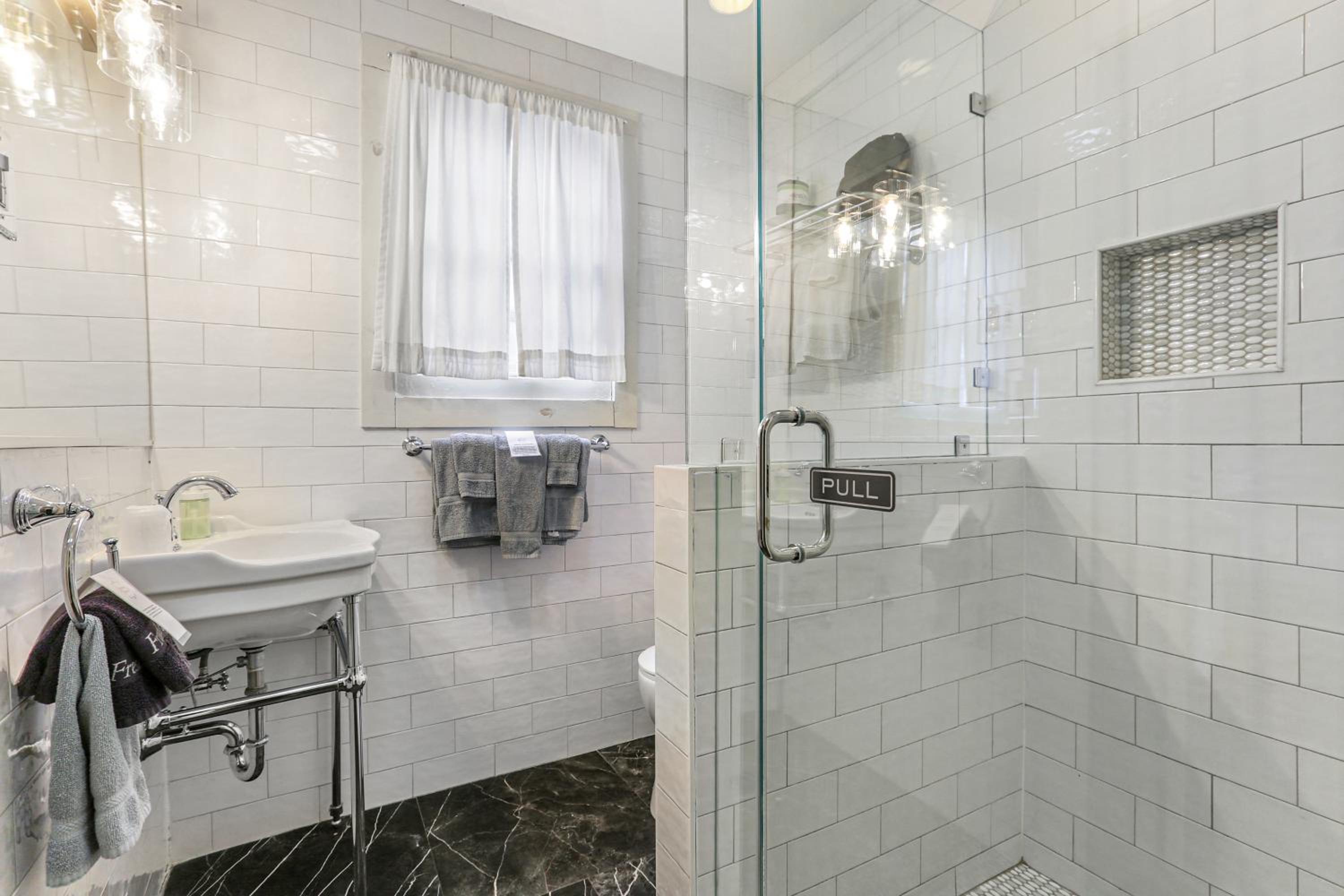 Double Queen Room - Photo 8