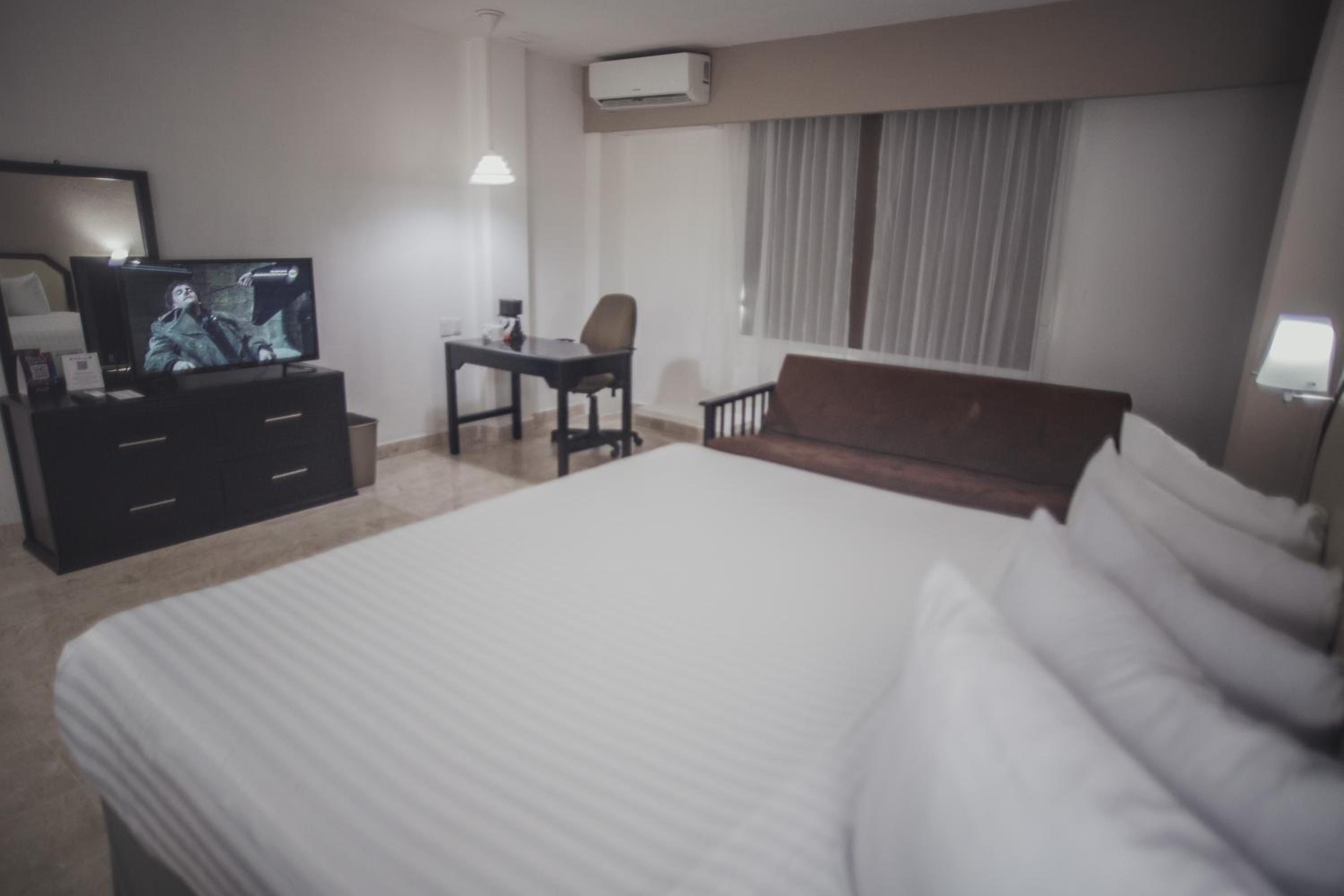 King Suite With Sofa Bed - Non-Smoking photo 3