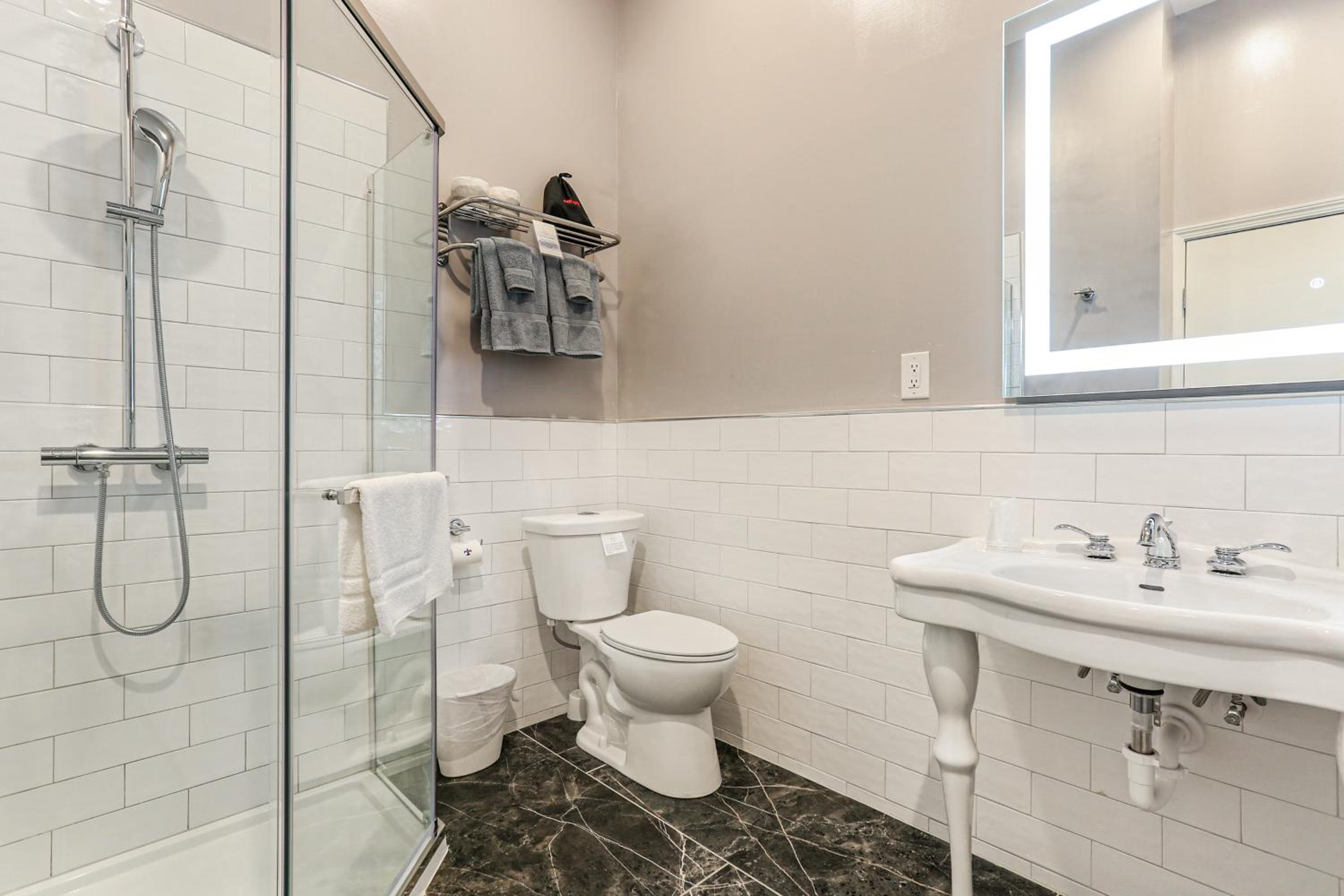 Suite with Balcony - Photo 5