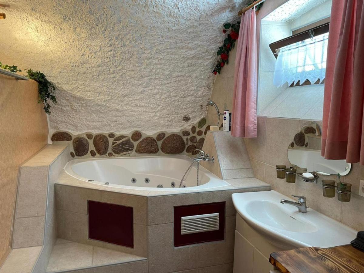 Double Room - Photo 6