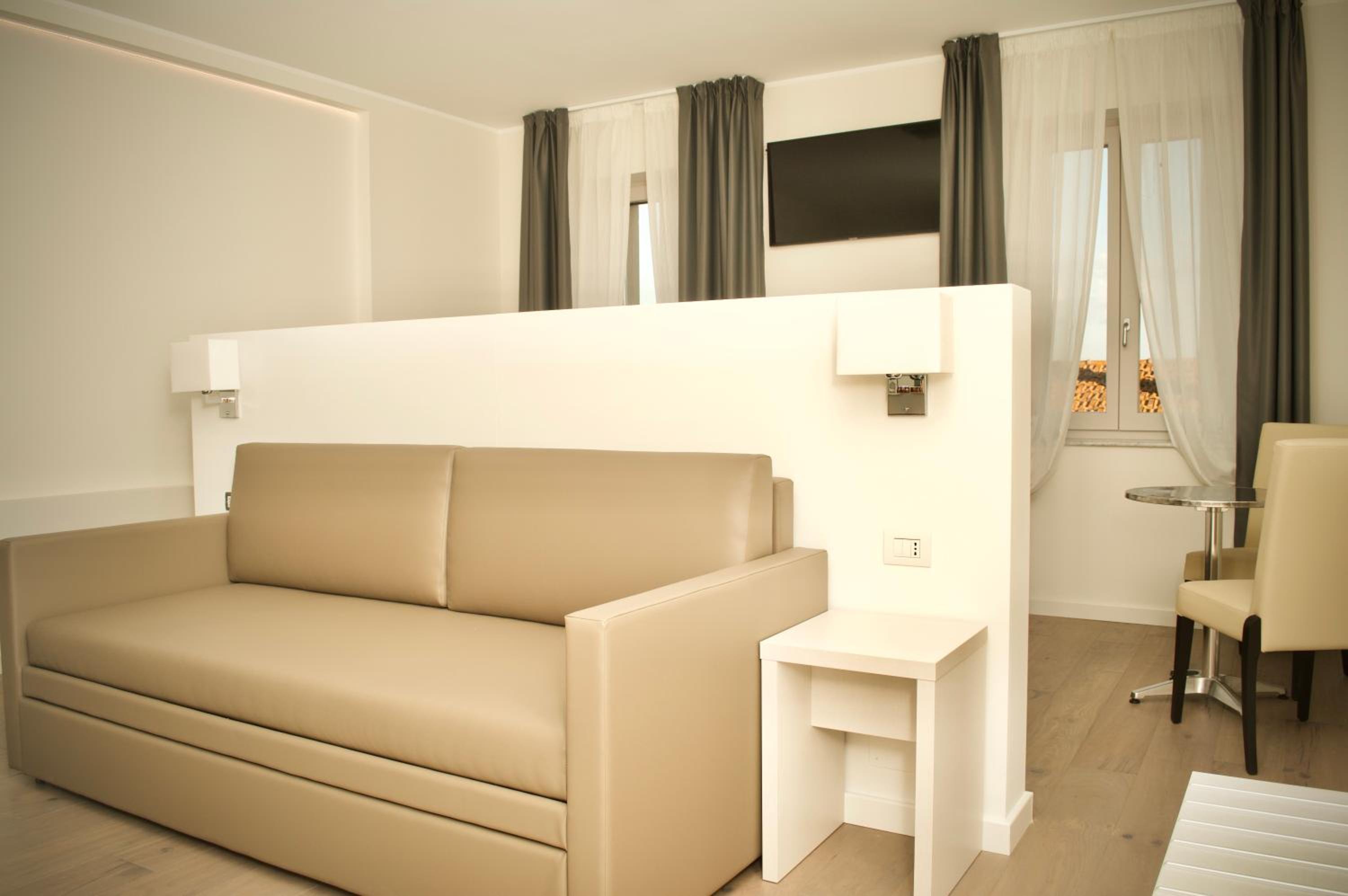 Deluxe Double or Twin Room with Lake View photo 3