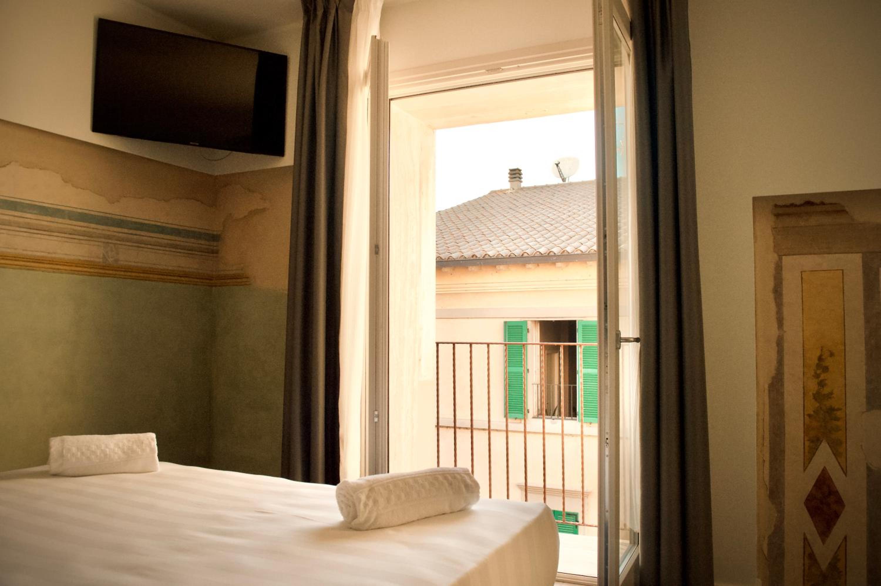 Deluxe Double or Twin Room with City View - Photo 7