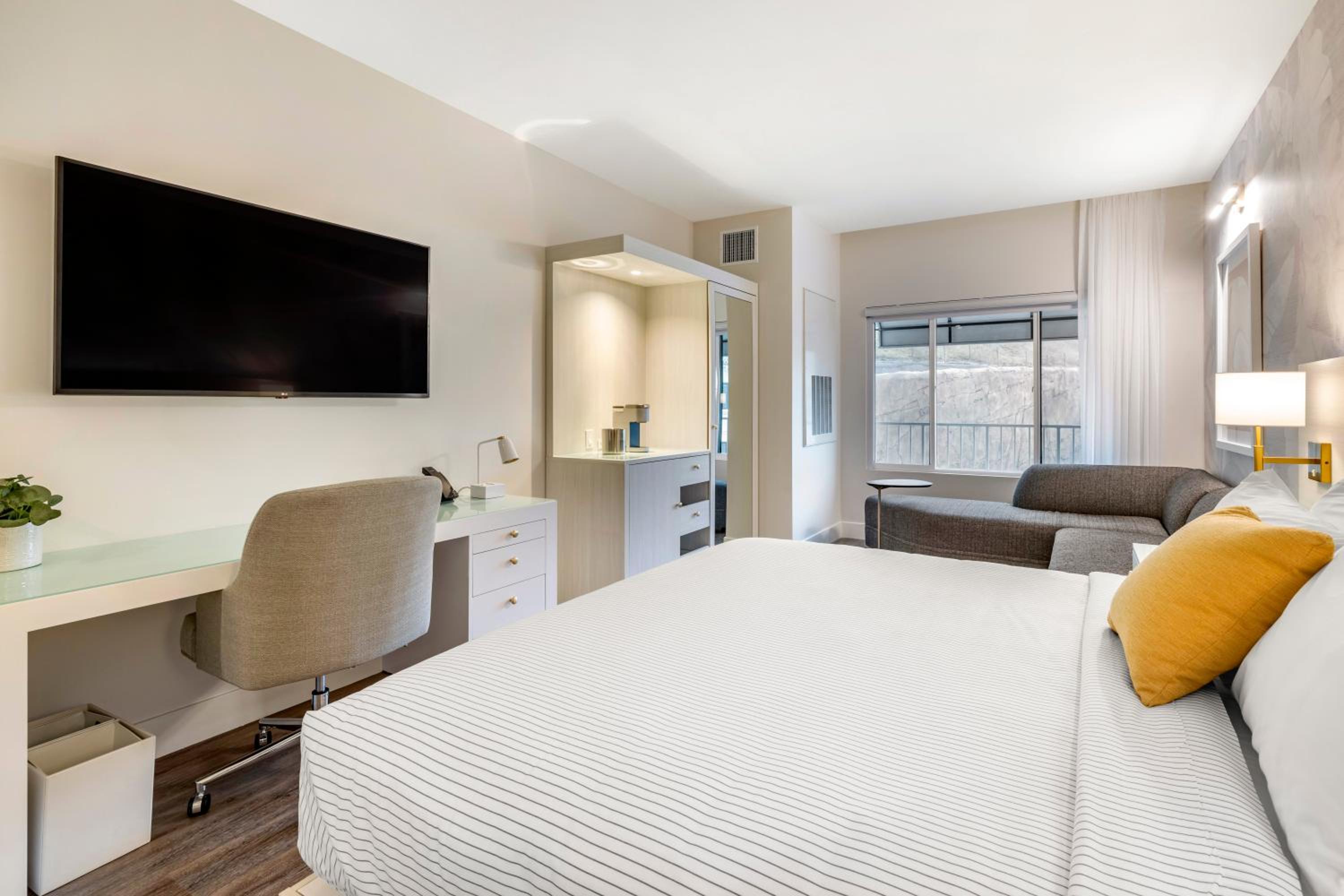 King Room - Non-Smoking - Photo 4