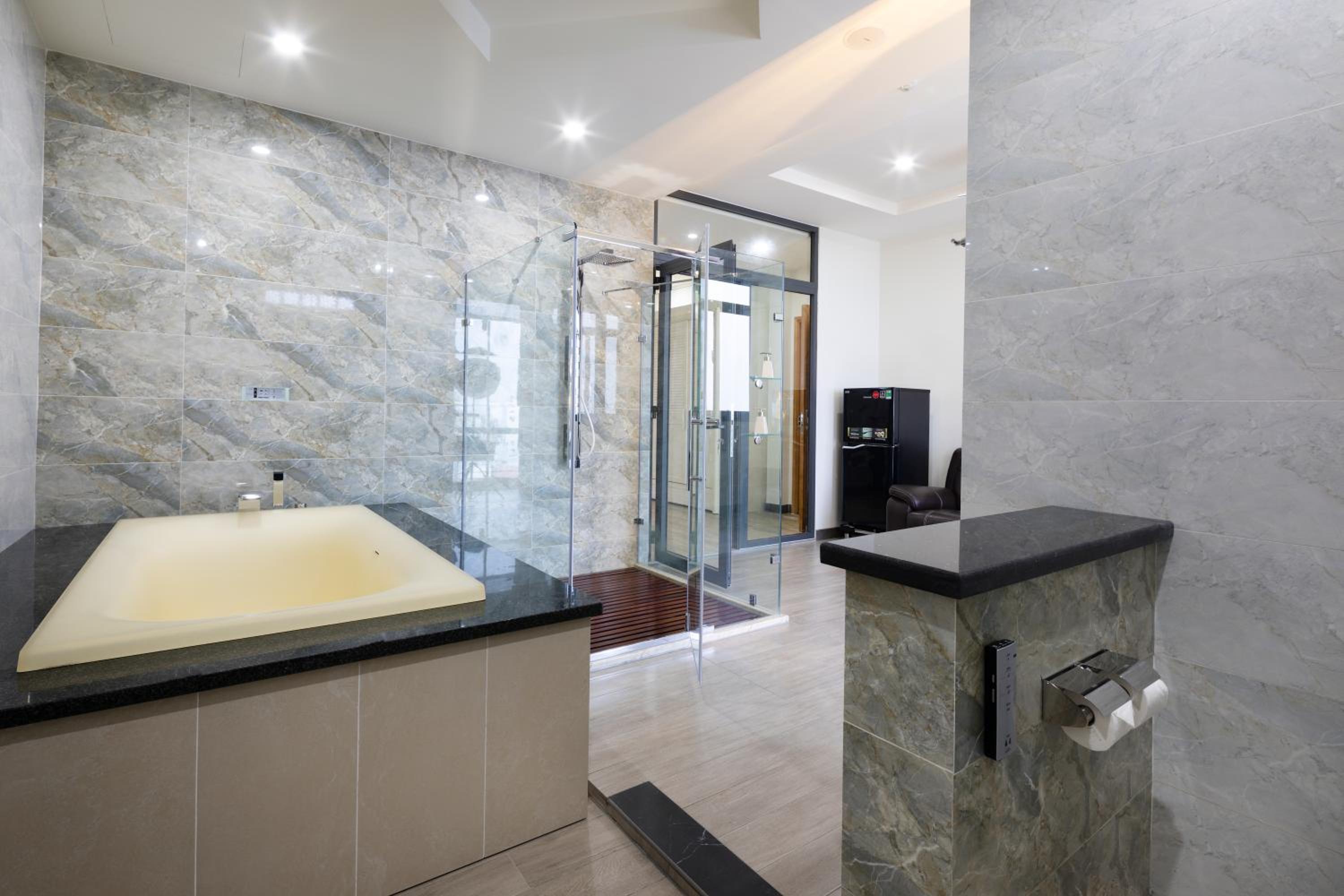 King Room with Spa Bath - Photo 2
