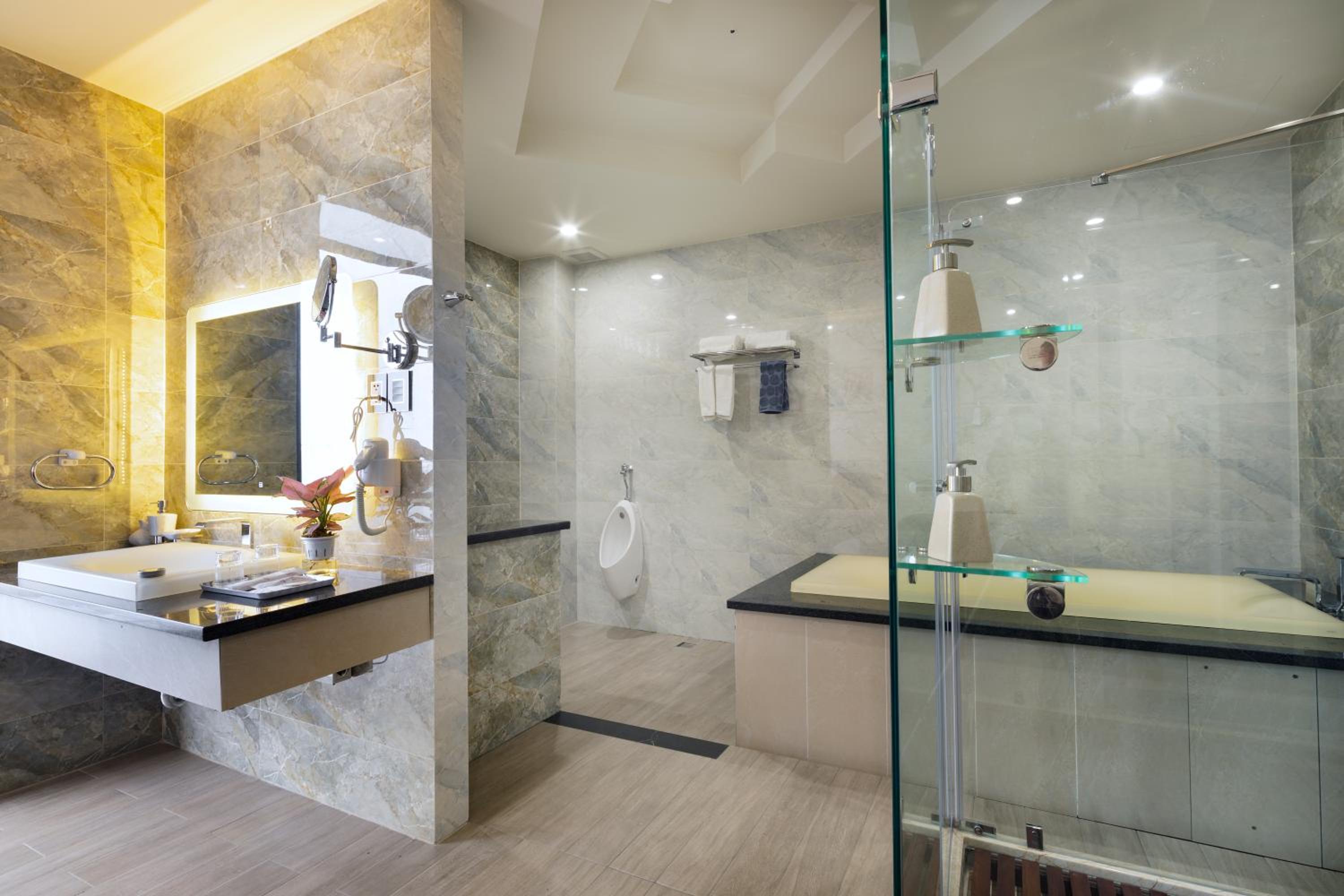 King Room with Spa Bath - Photo 6